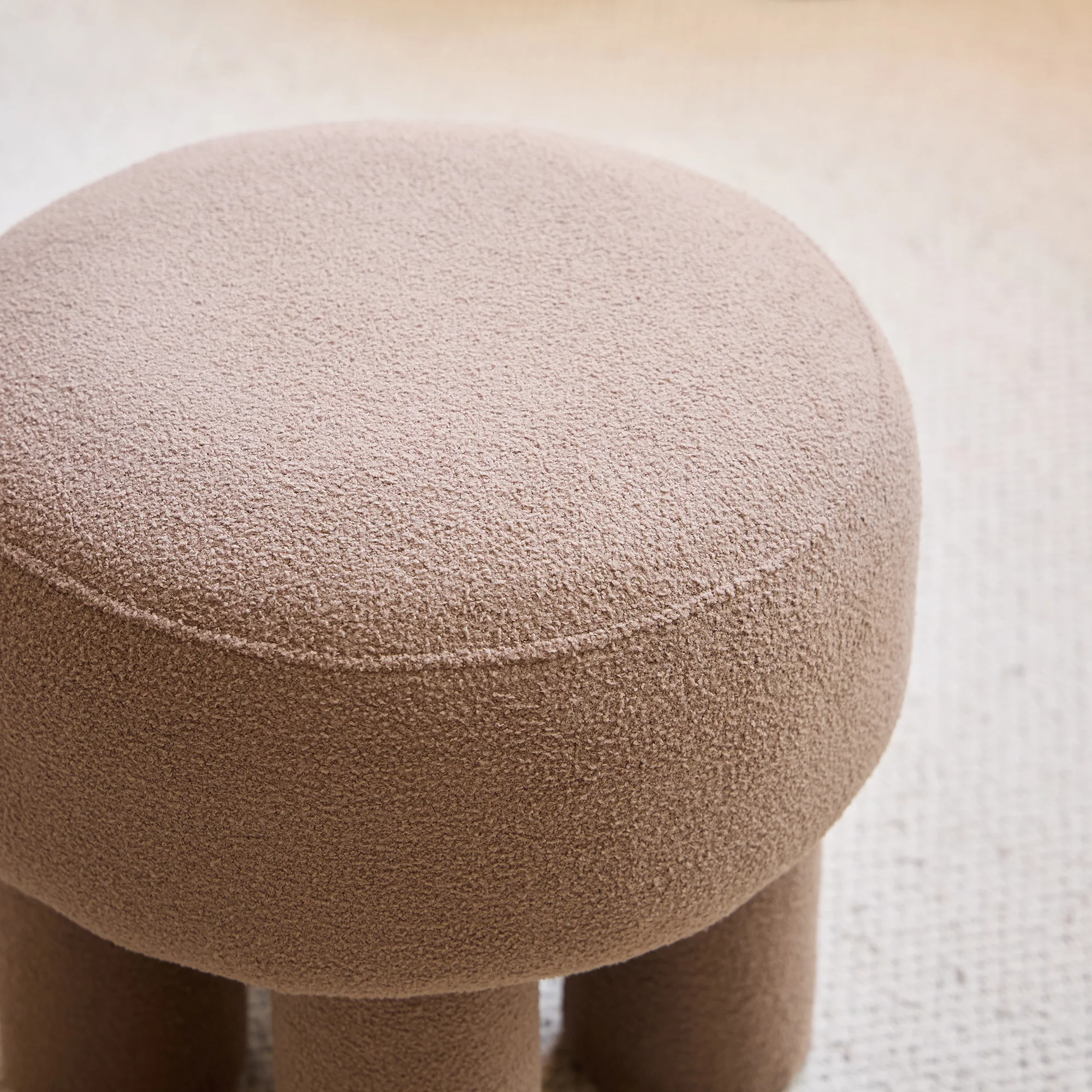 AHRUS - Pouf de salon scandinave en bouclette taupe - Image 3