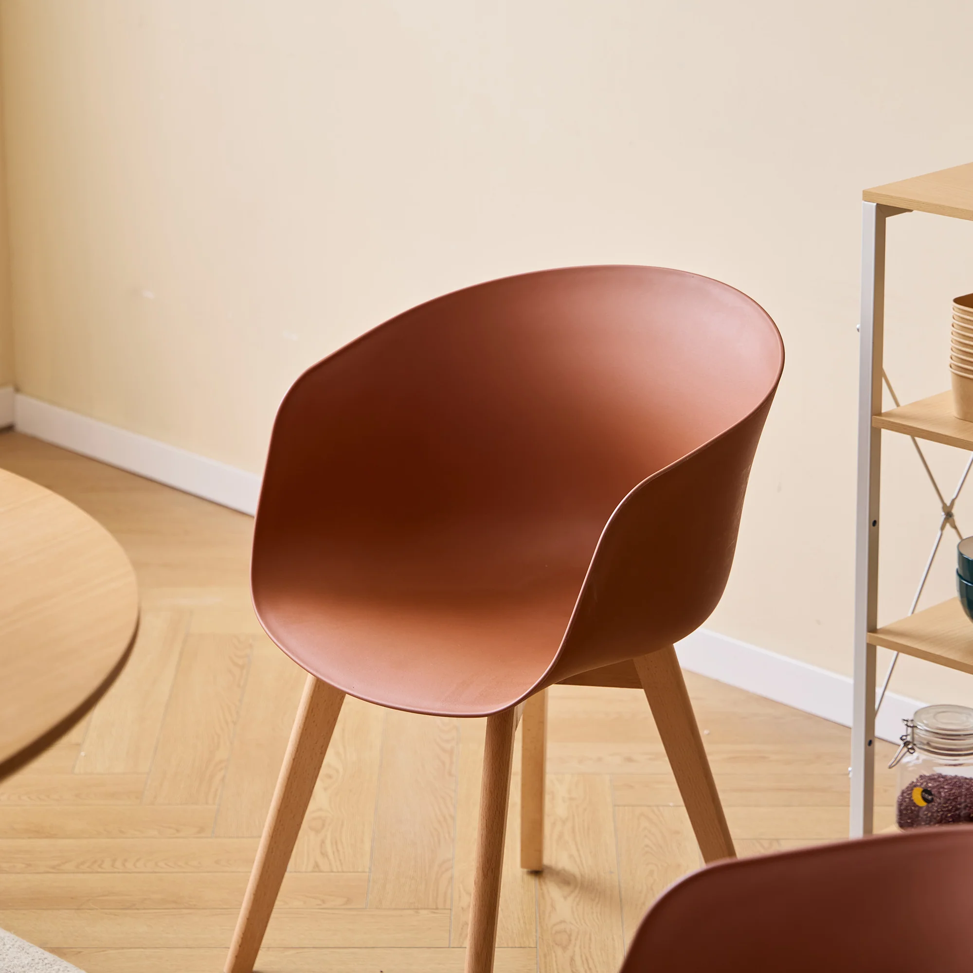 ALBORG - Lot de 4 chaises scandinaves en bois et polypropylène terracotta - Image 6