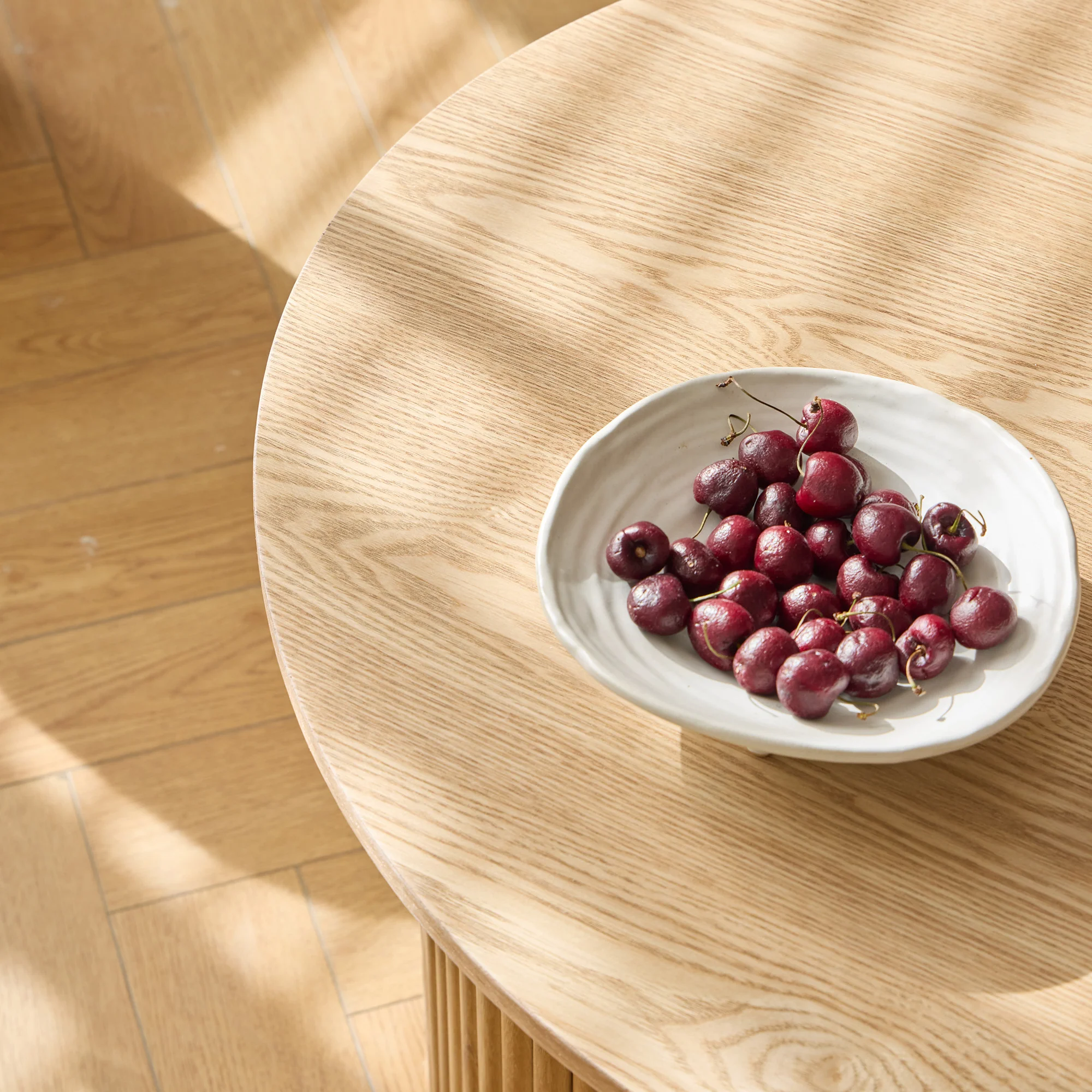 ARVIKA - Set d'une table basse en bois et 2 poufs en bouclettes blanches - Image 3