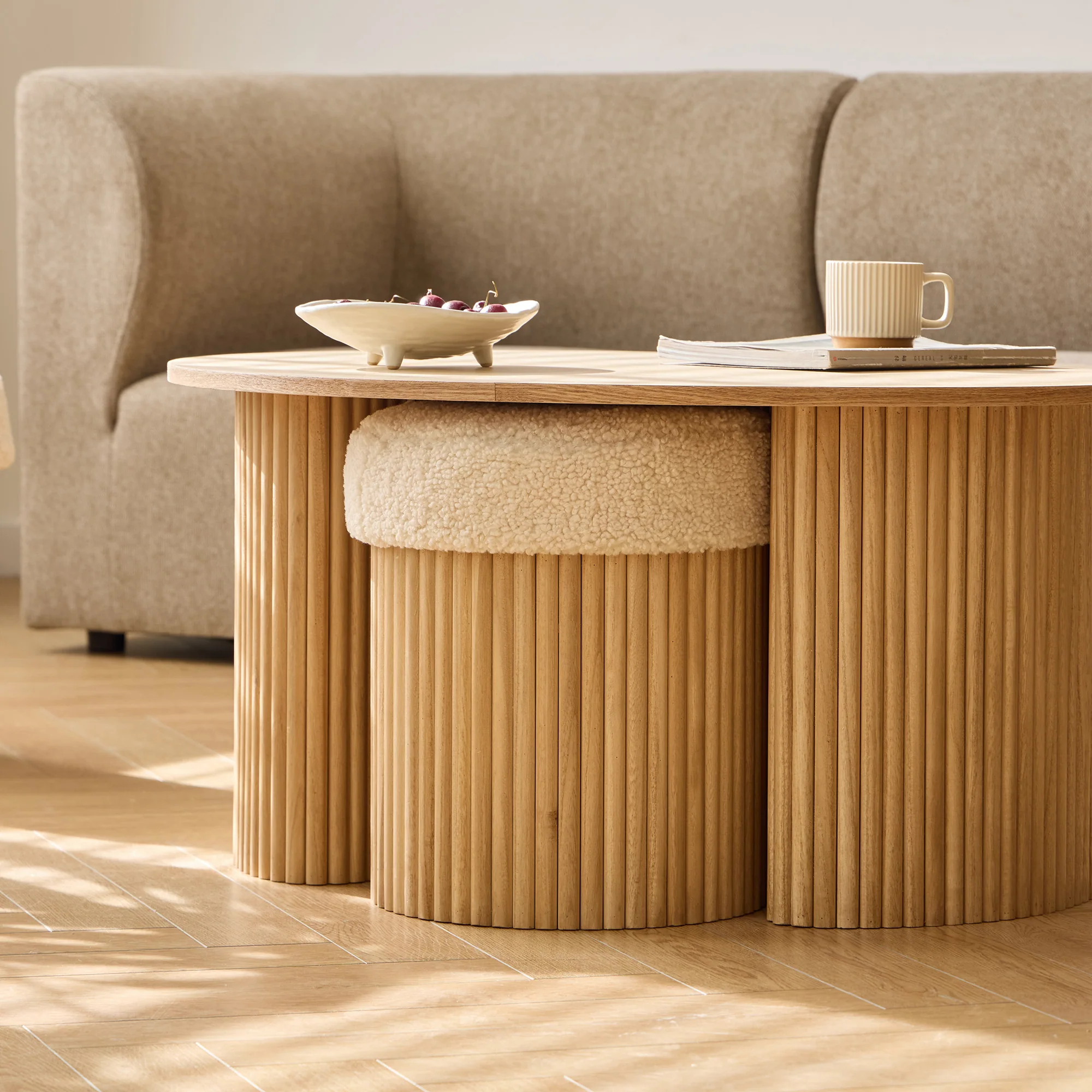 ARVIKA - Set d'une table basse en bois et 2 poufs en bouclettes blanches - Image 6