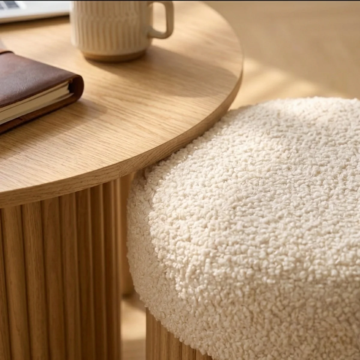 ARVIKA - Set d'une table basse en bois et 2 poufs en bouclettes blanches - Image 7