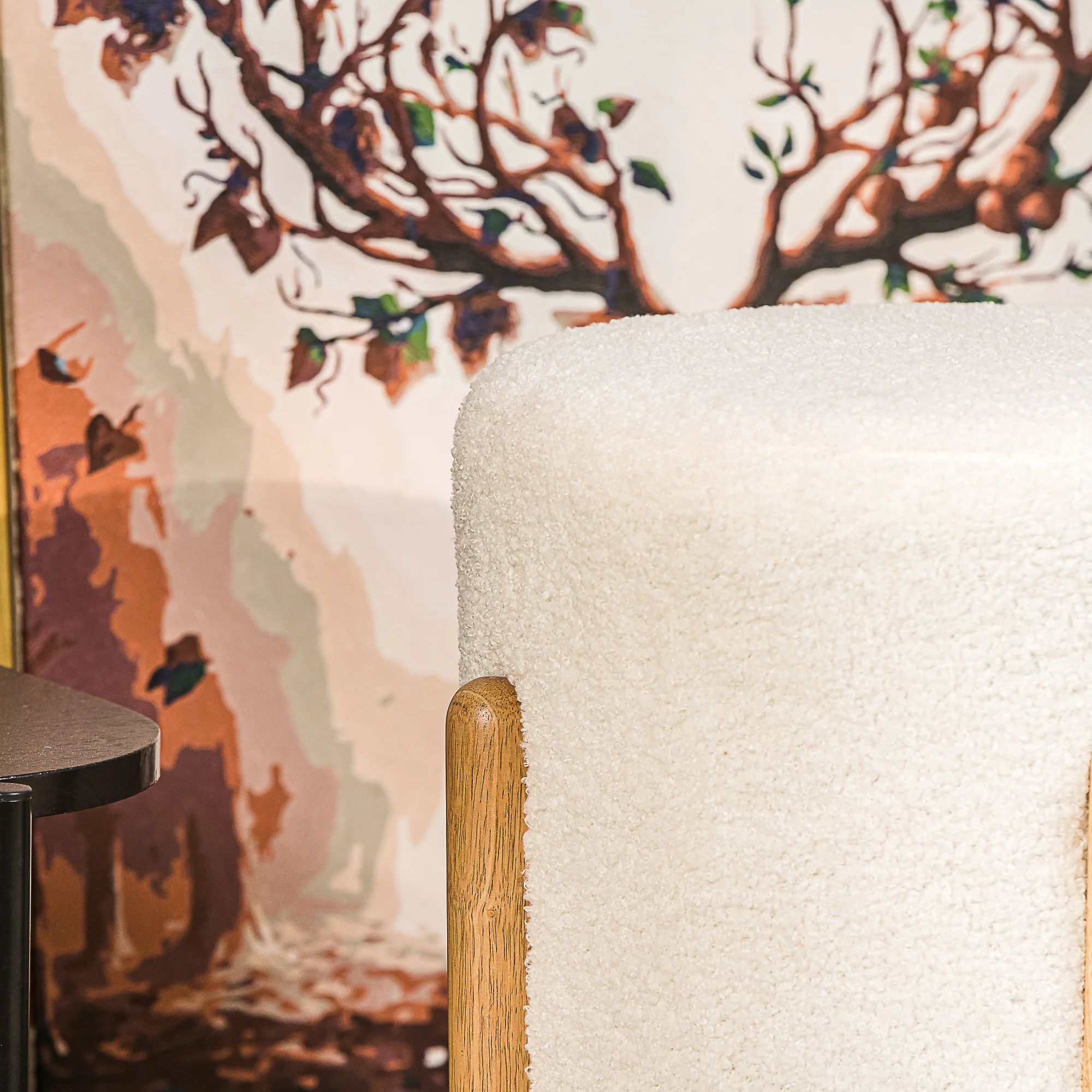BOHOL - Pouf en bouclettes blanches et pietements en bois - Image 3