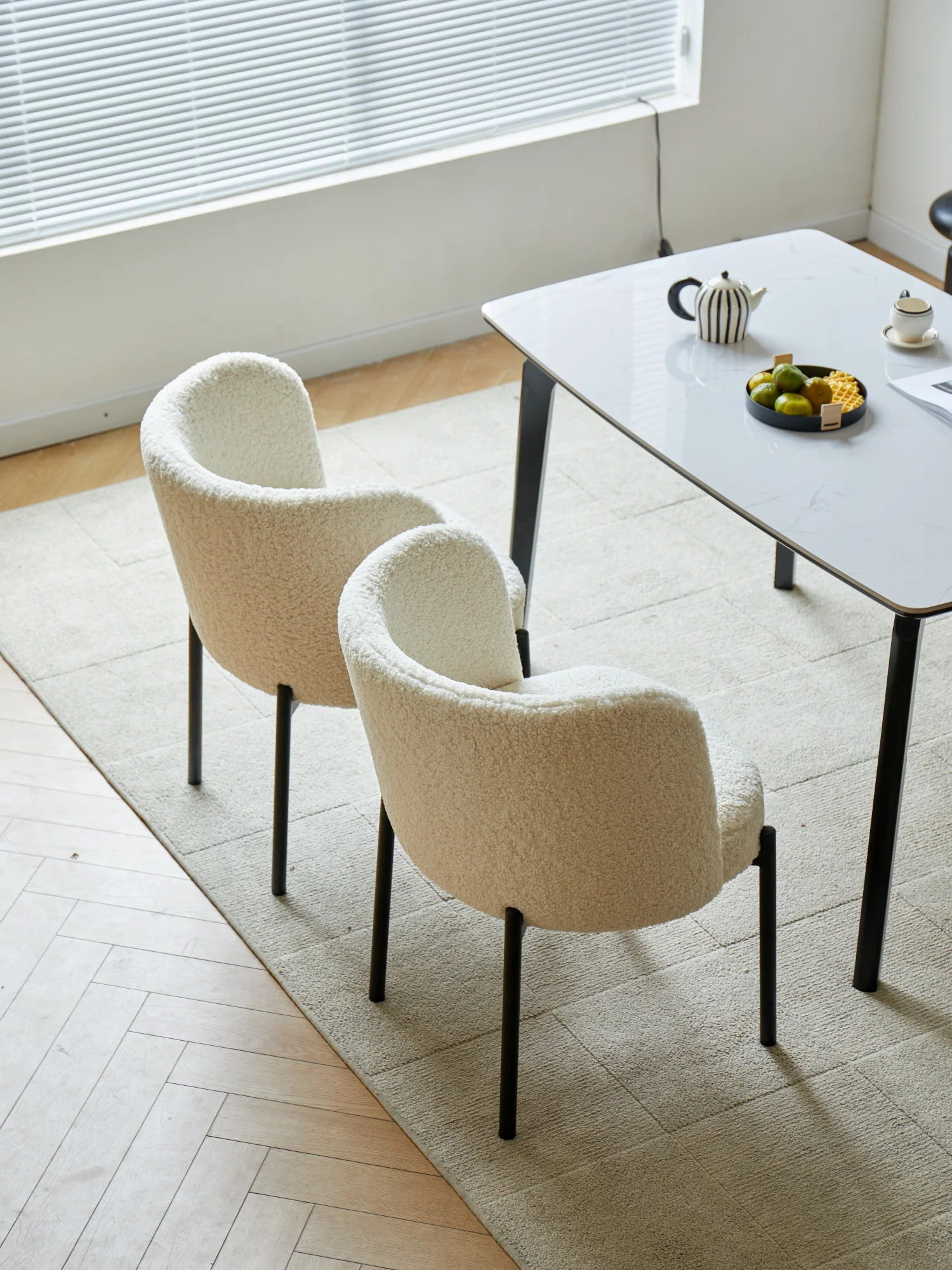 GRIMSTAD - Lot de 2 chaises scandinaves en métal et bouclettes blanches - Image 7