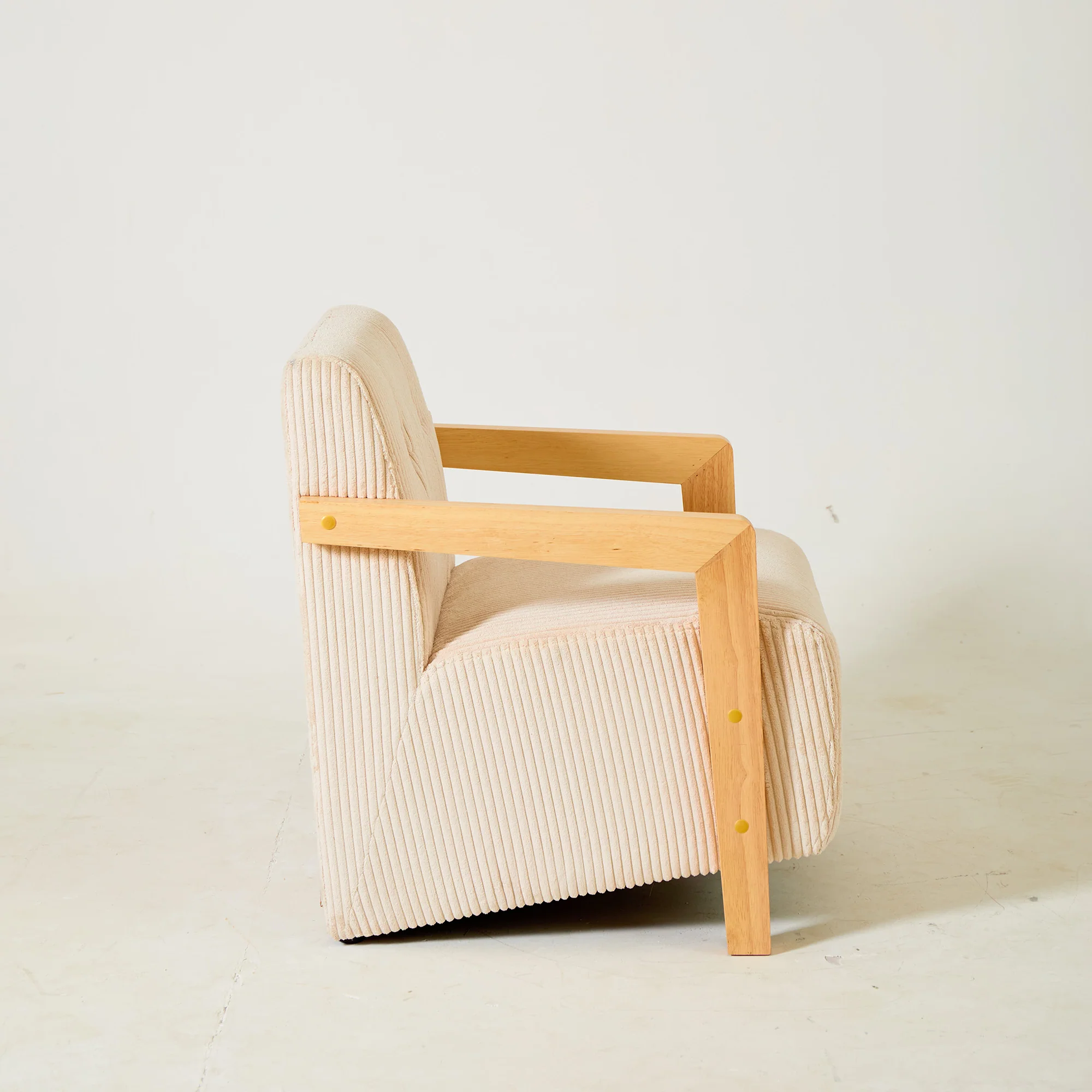 LERWICK - Fauteuil de salon en bois massif et velours côtelé beige - Image 9