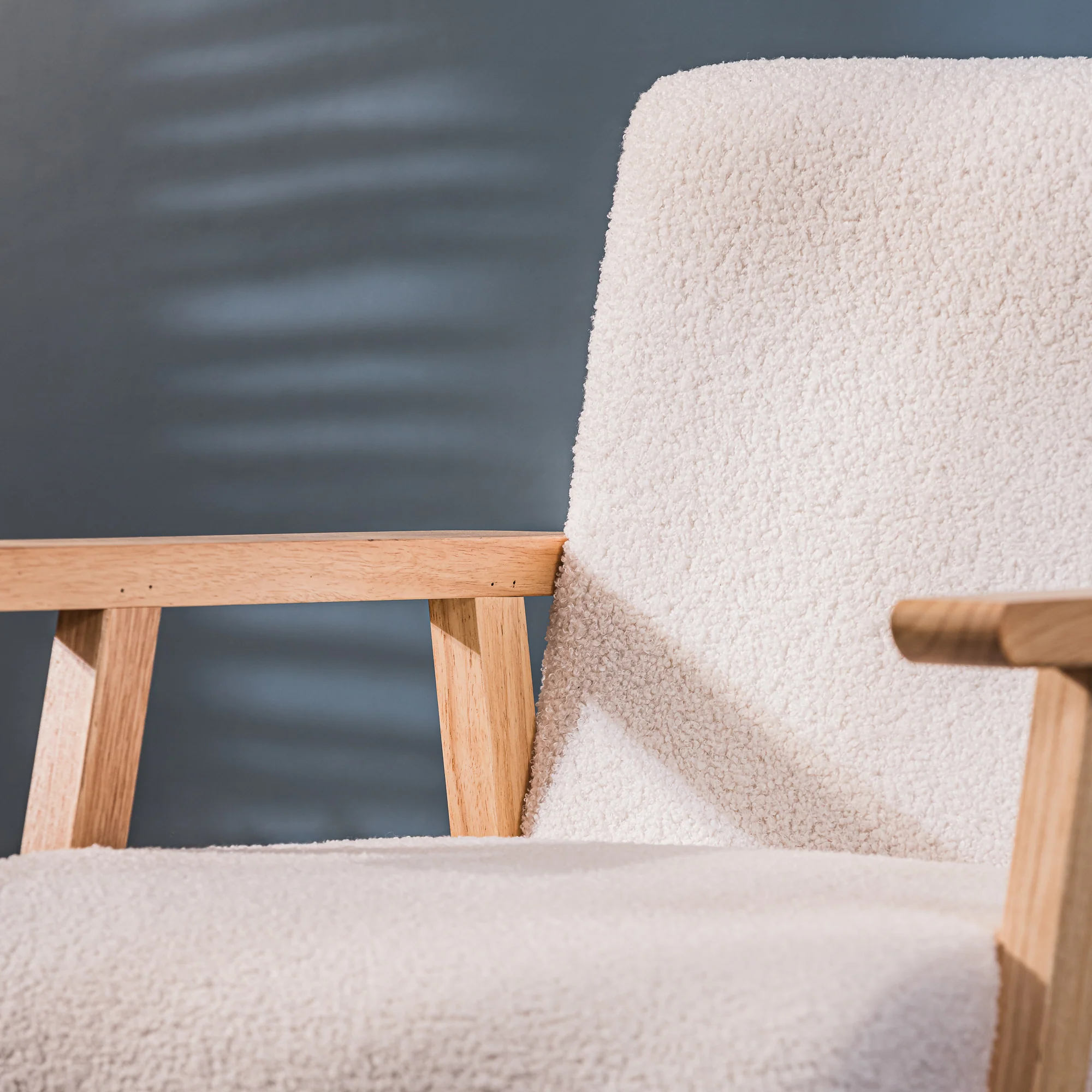 LOUIS - Fauteuil de salon en bois massif et bouclettes blanches - Image 3