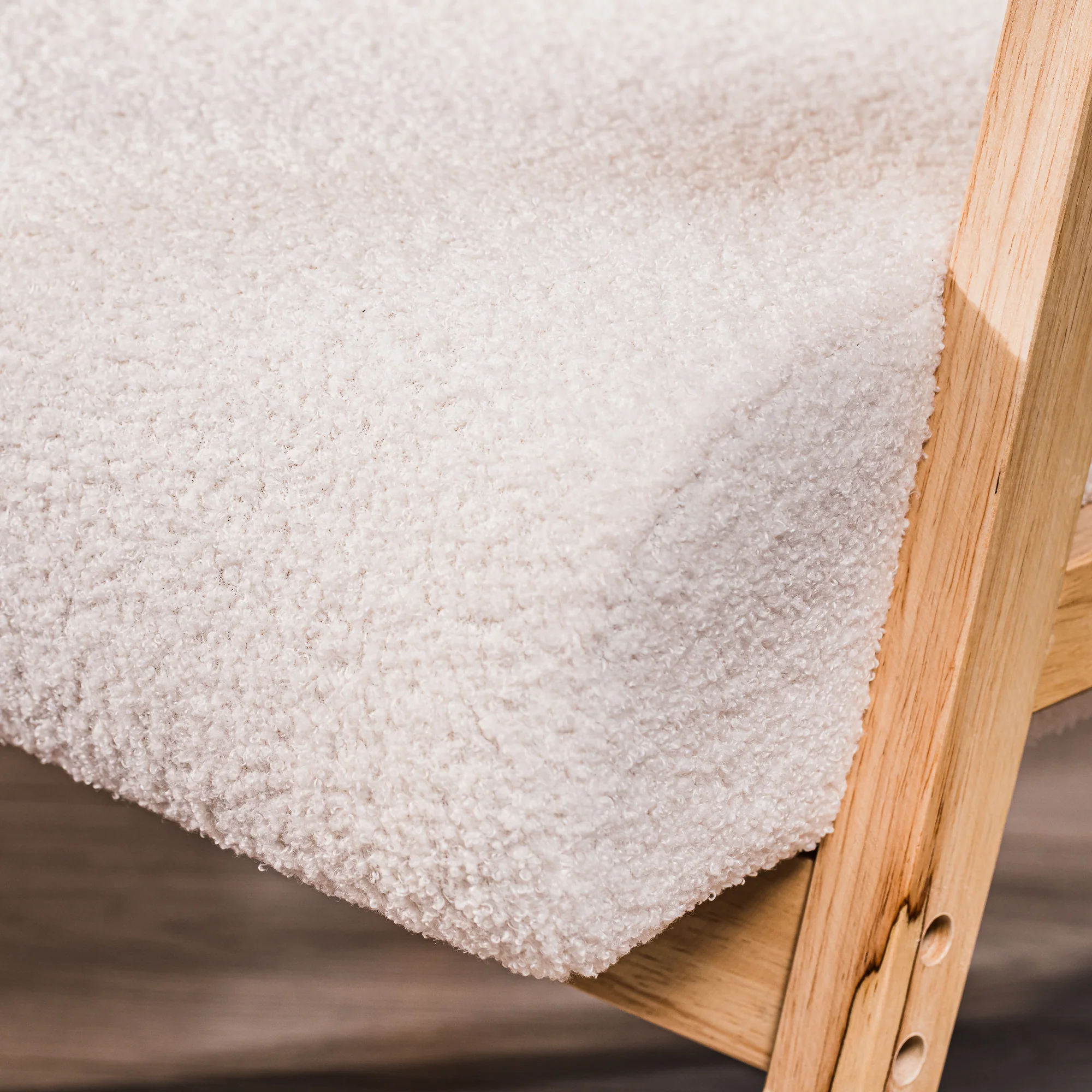 LOUIS - Fauteuil de salon en bois massif et bouclettes blanches - Image 6