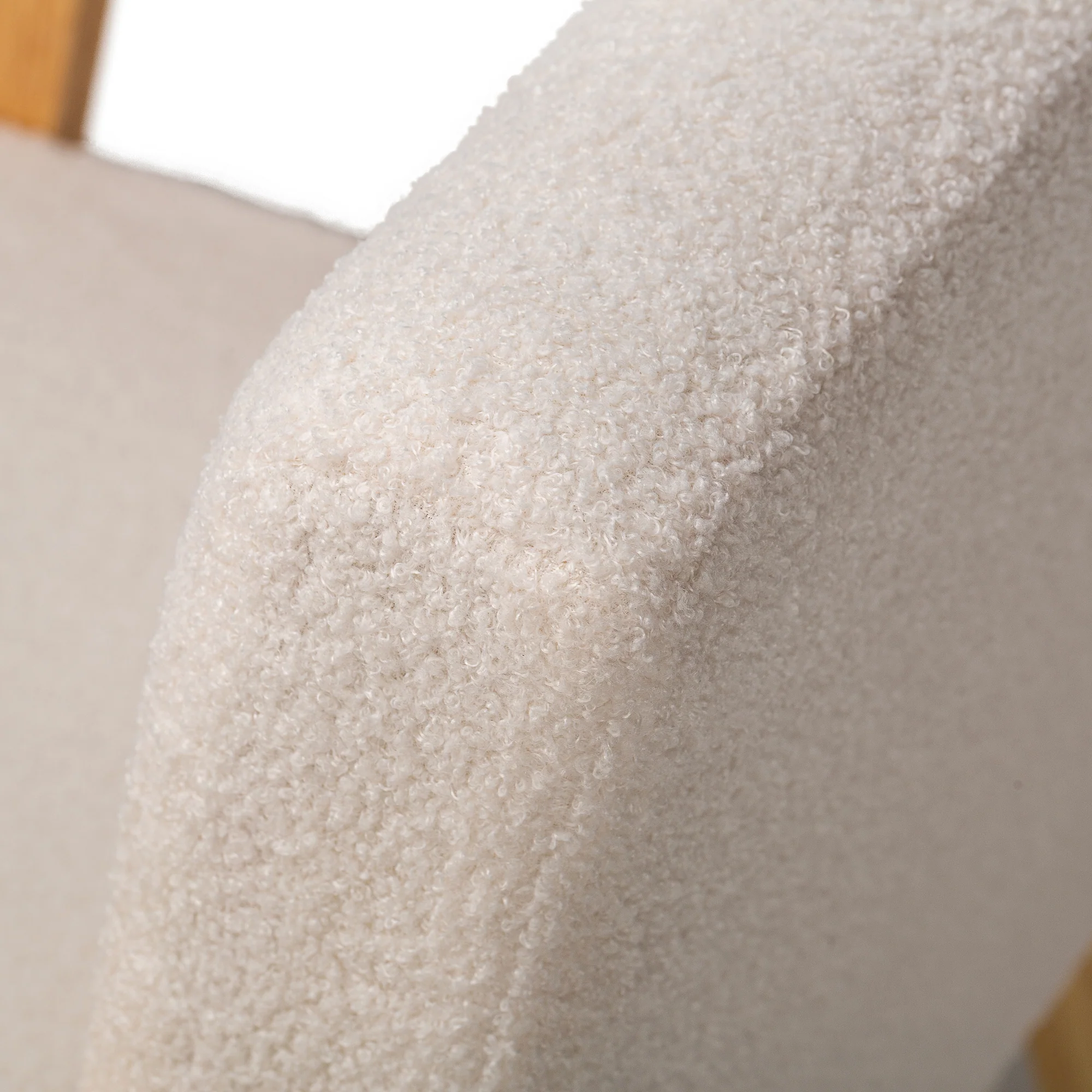 LOUIS - Fauteuil de salon en bois massif et bouclettes blanches - Image 7