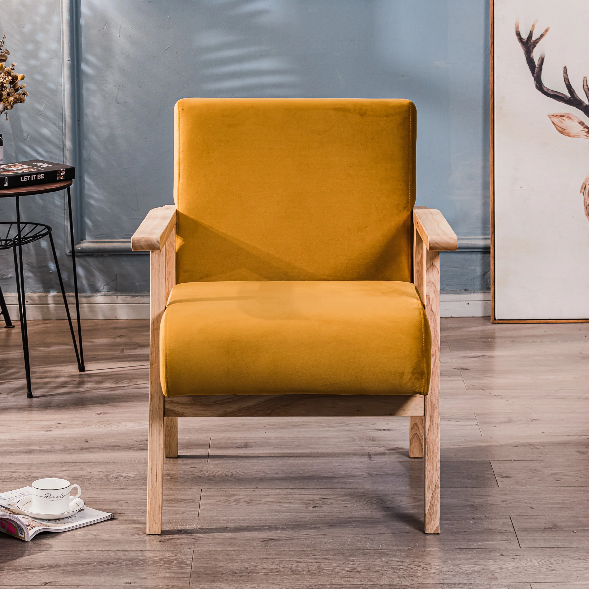 LOUIS - Fauteuil de salon en bois massif et velours jaune moutarde - Image 3