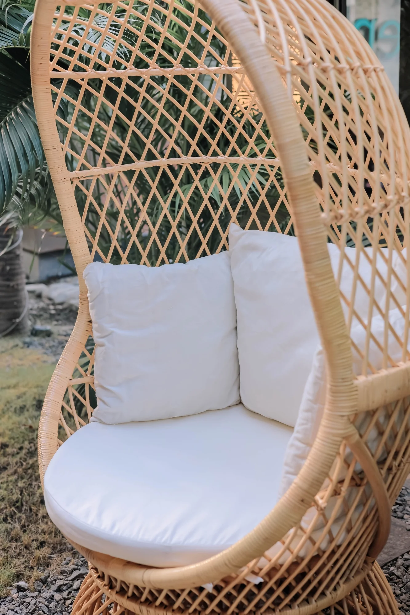 MANADO - Fauteuil oeuf en rotin naturel et tissu beige - Image 6