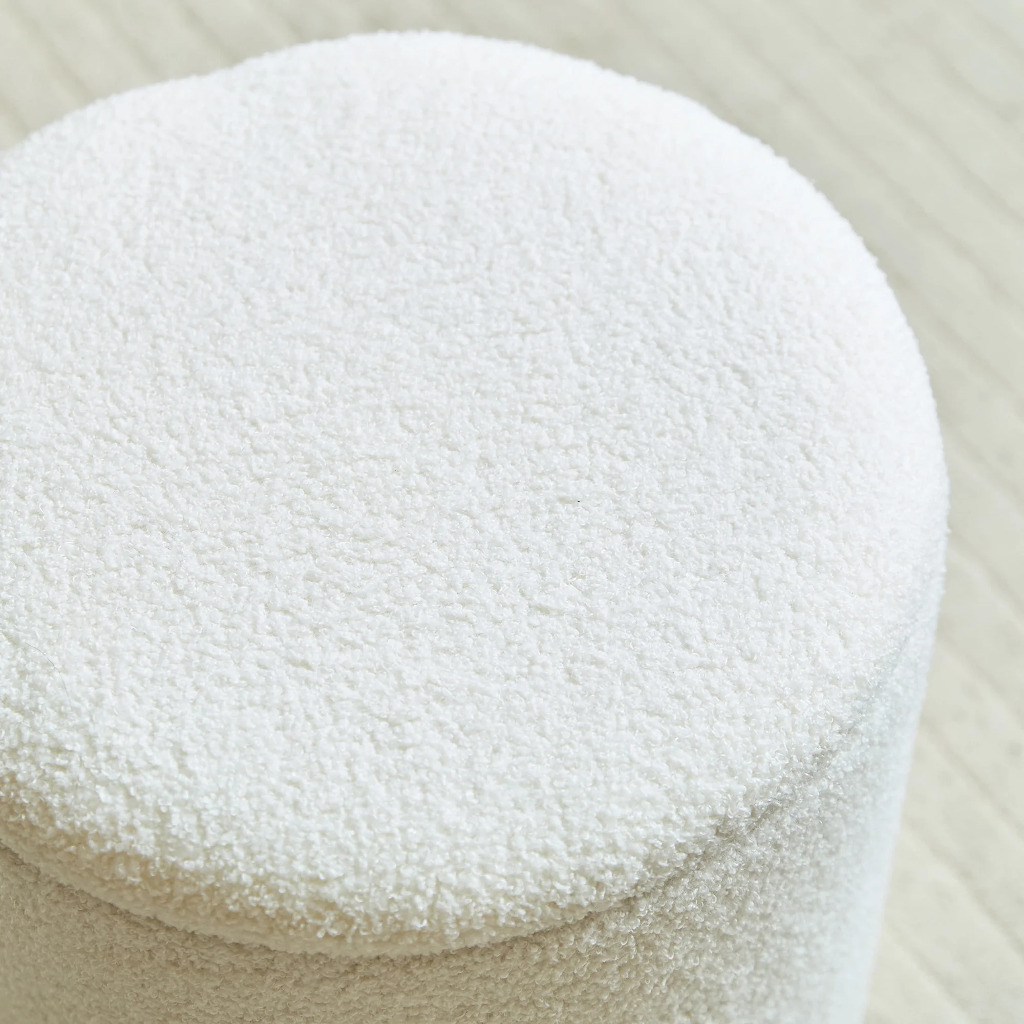 NARVIK - Set de 3 poufs avec rangement en bois et bouclettes blanches - Image 8