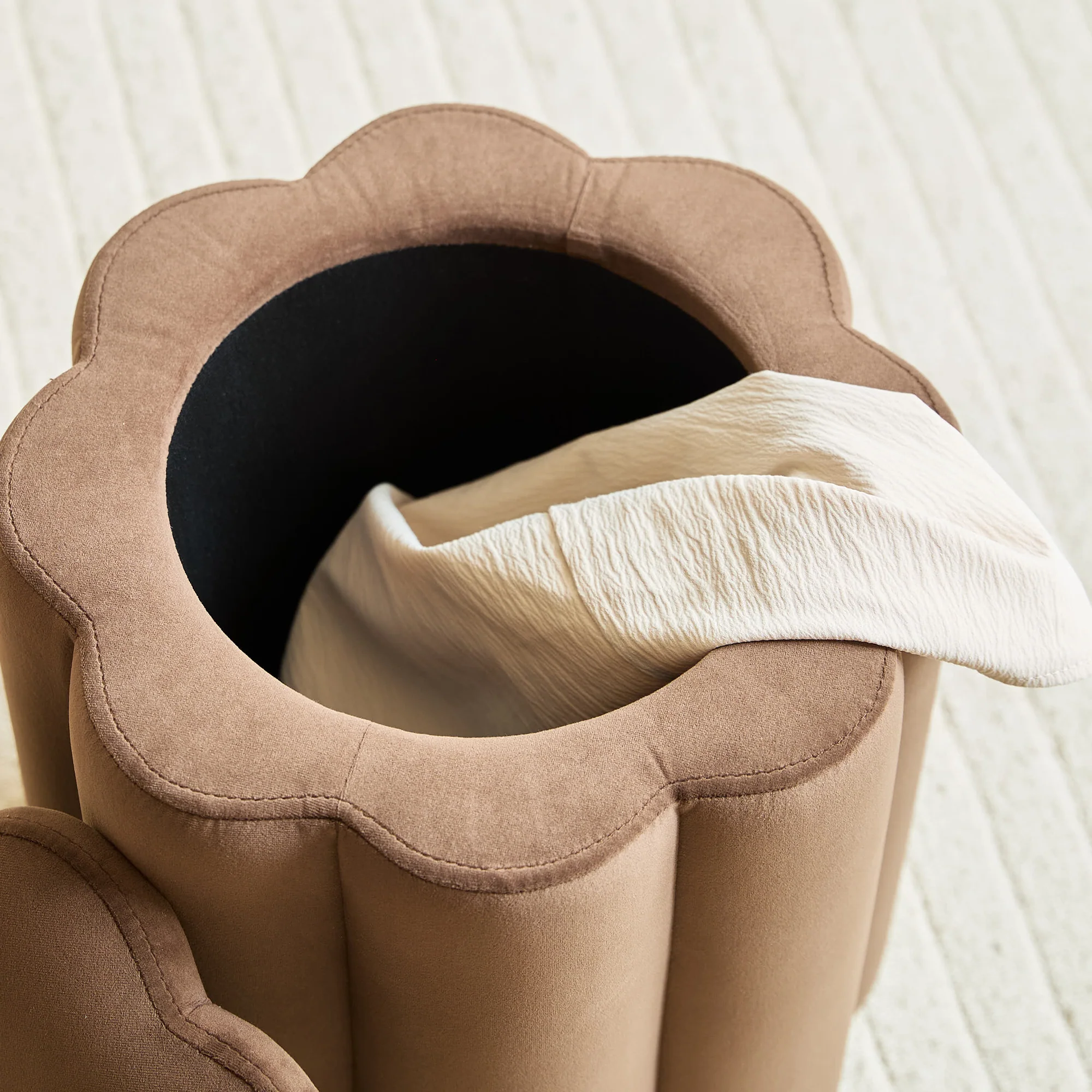 NIGATA - Pouf de salon avec rangement en velours marron - Image 5