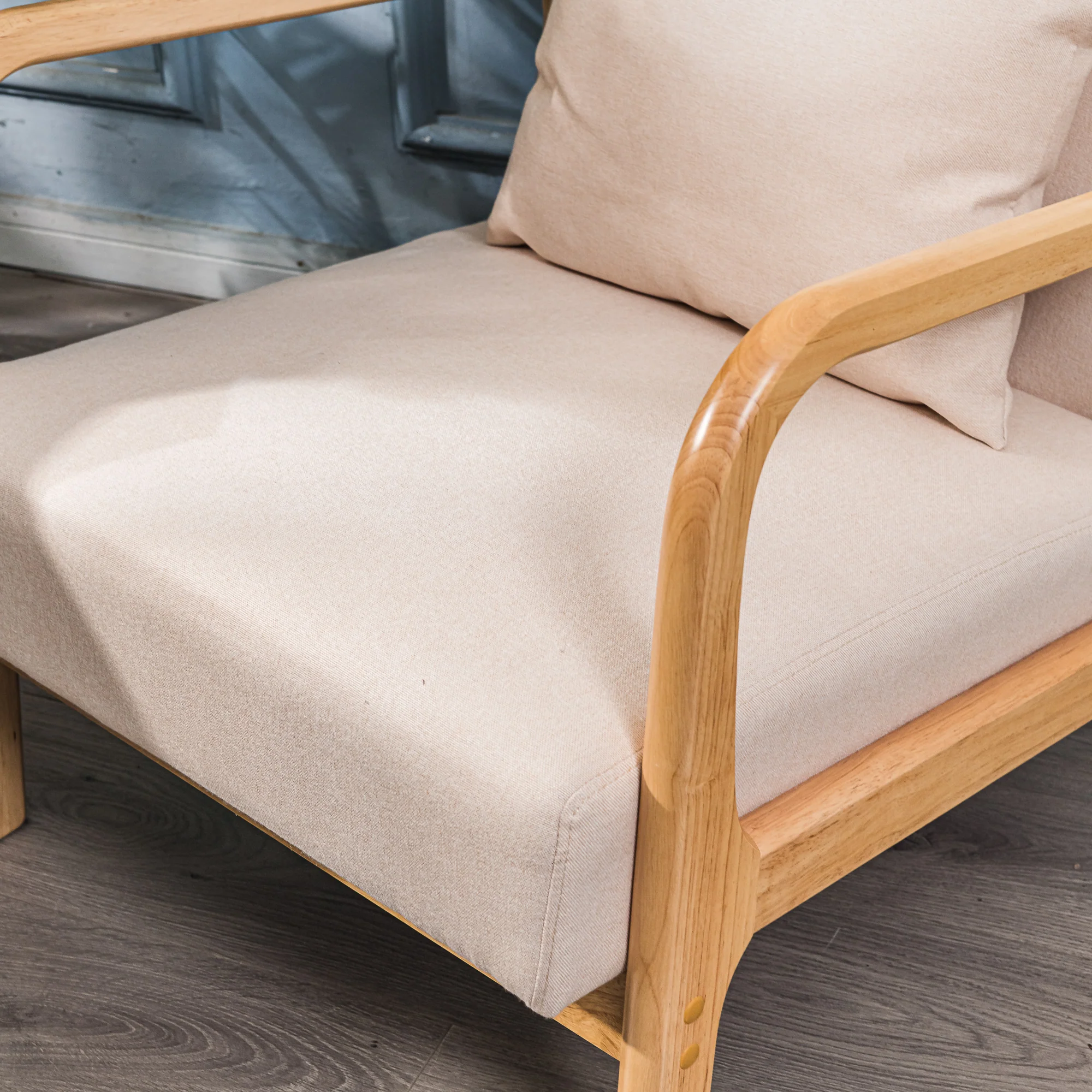 OHAMA - Fauteuil de salon en bois massif et tissu beige - Image 6