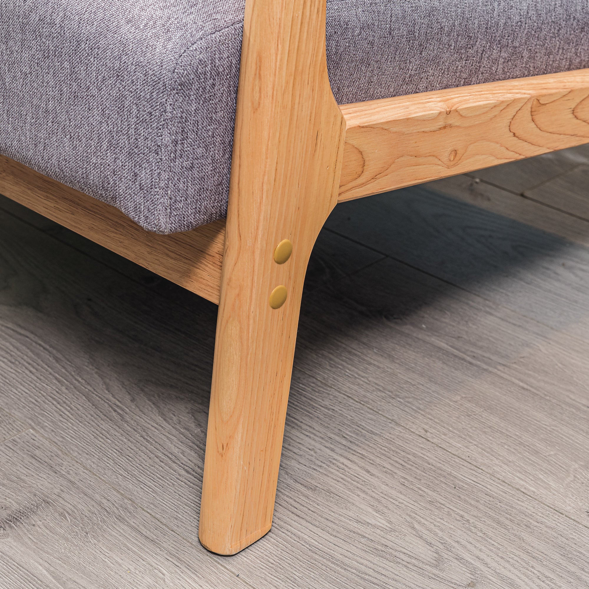 OHAMA - Fauteuil de salon en bois massif et tissu gris - Image 6
