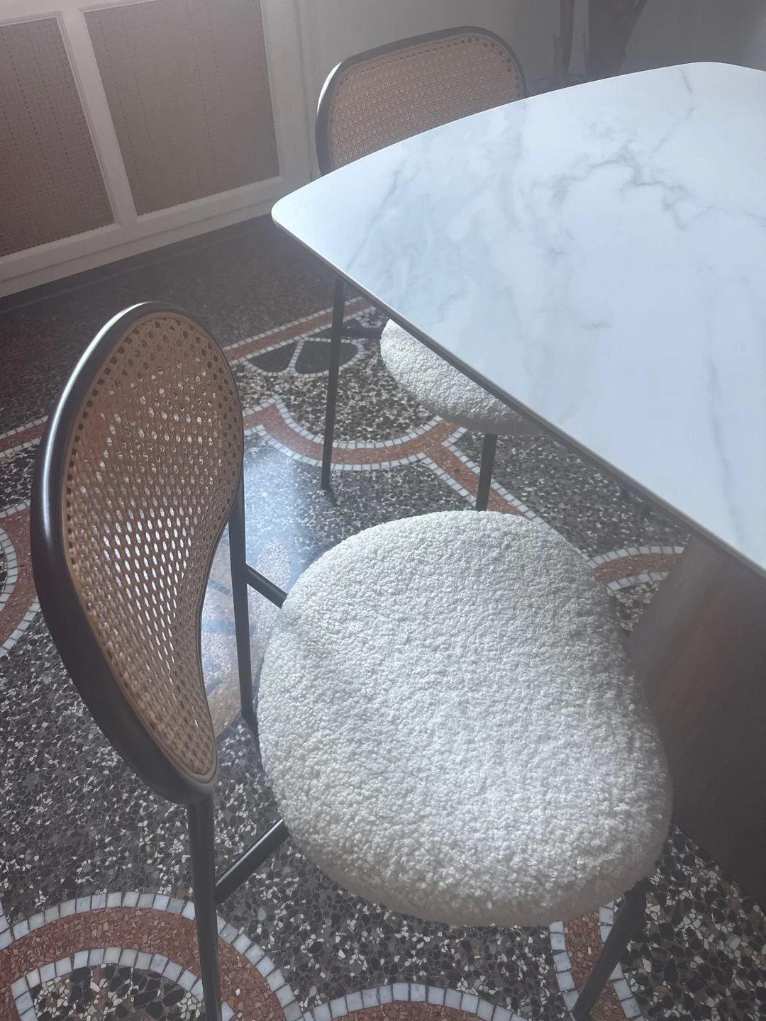 OREBRO - Lot de 2 chaises en métal et cannage avec assise en bouclettes blanches - Image 10
