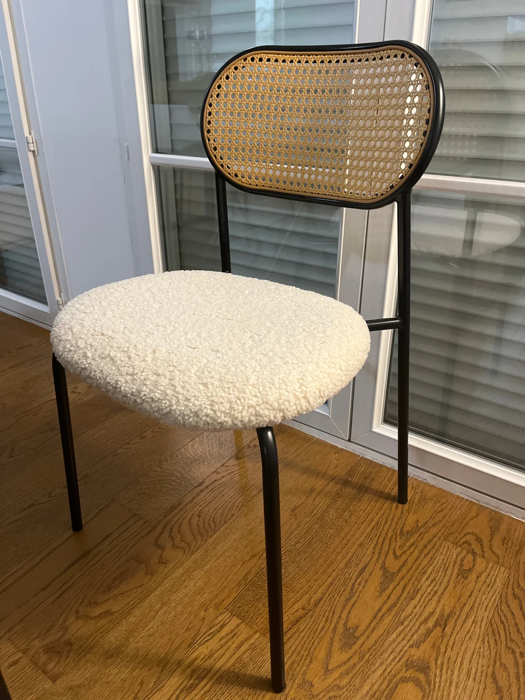 OREBRO - Lot de 2 chaises en métal et cannage avec assise en bouclettes blanches - Image 11