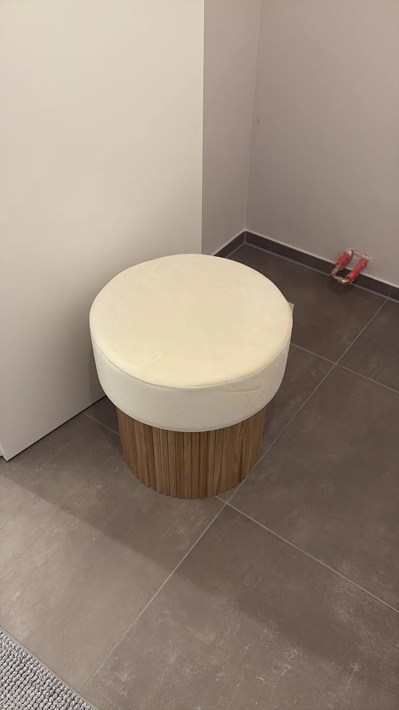 OTSU - Pouf en velours beige et base en bois - Image 8