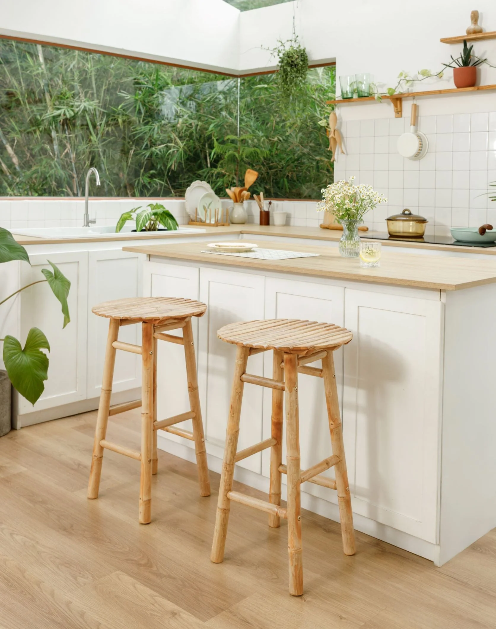 SAMARINA - Lot de 2 tabourets de bar en bois de bambou massif - Image 2
