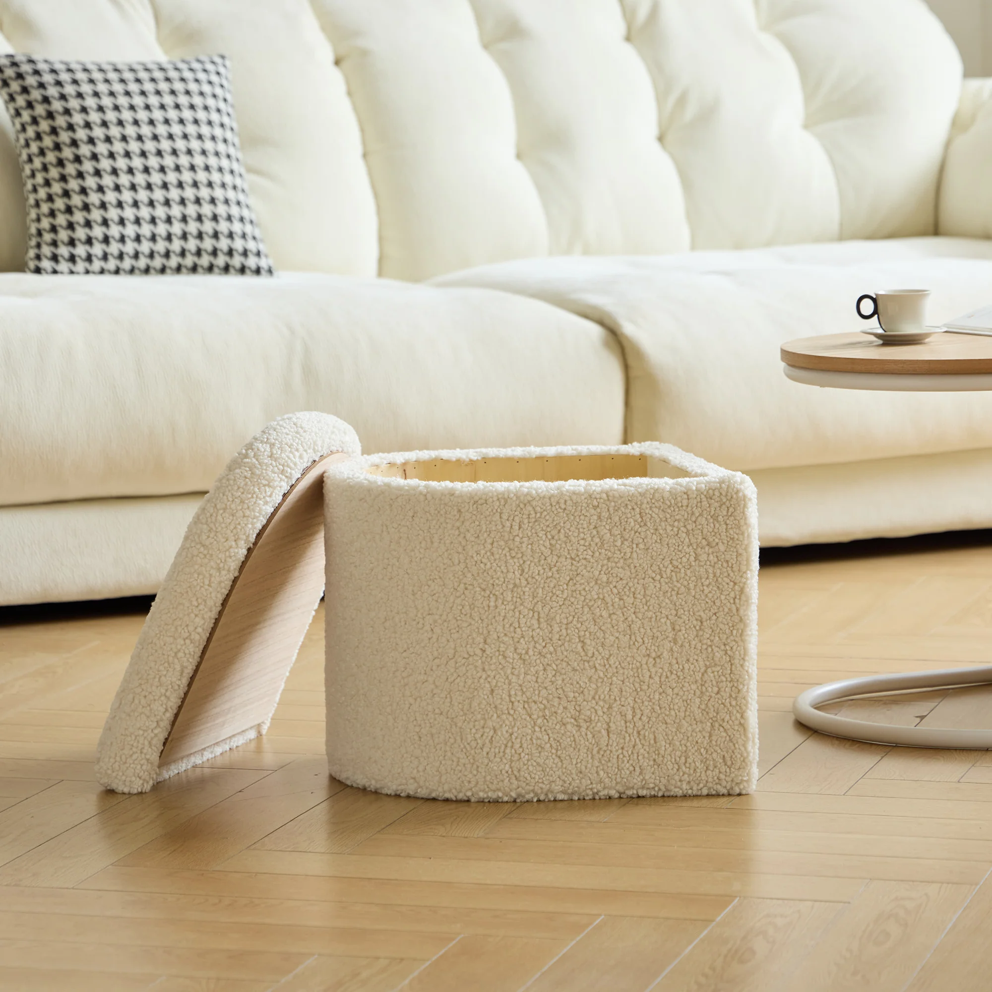 SENJA - Set d'une table basse en bois et 2 poufs en bouclettes blanches - Image 3