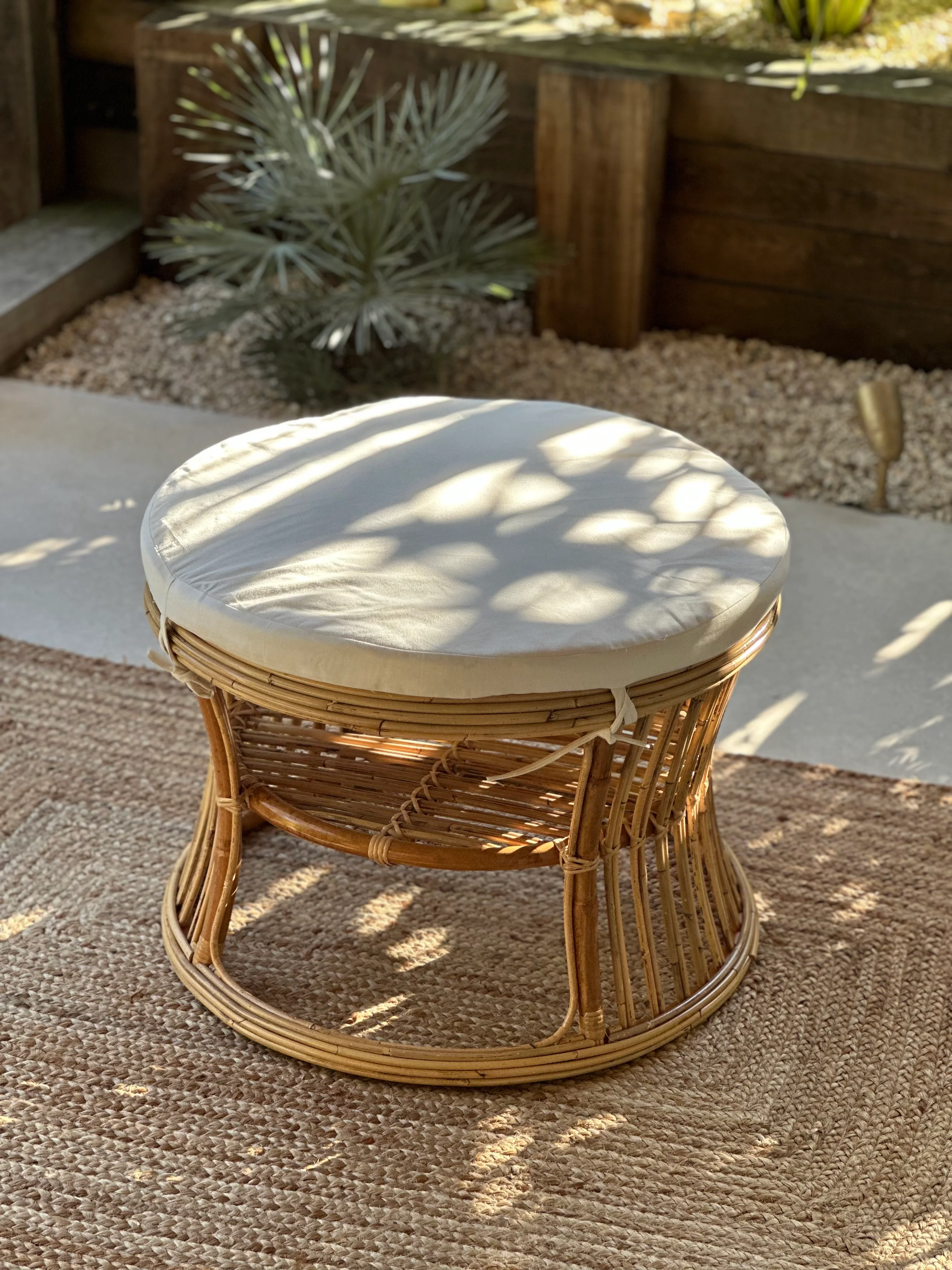 SERAM - Pouf en rotin naturel et tissu beige - Image 2