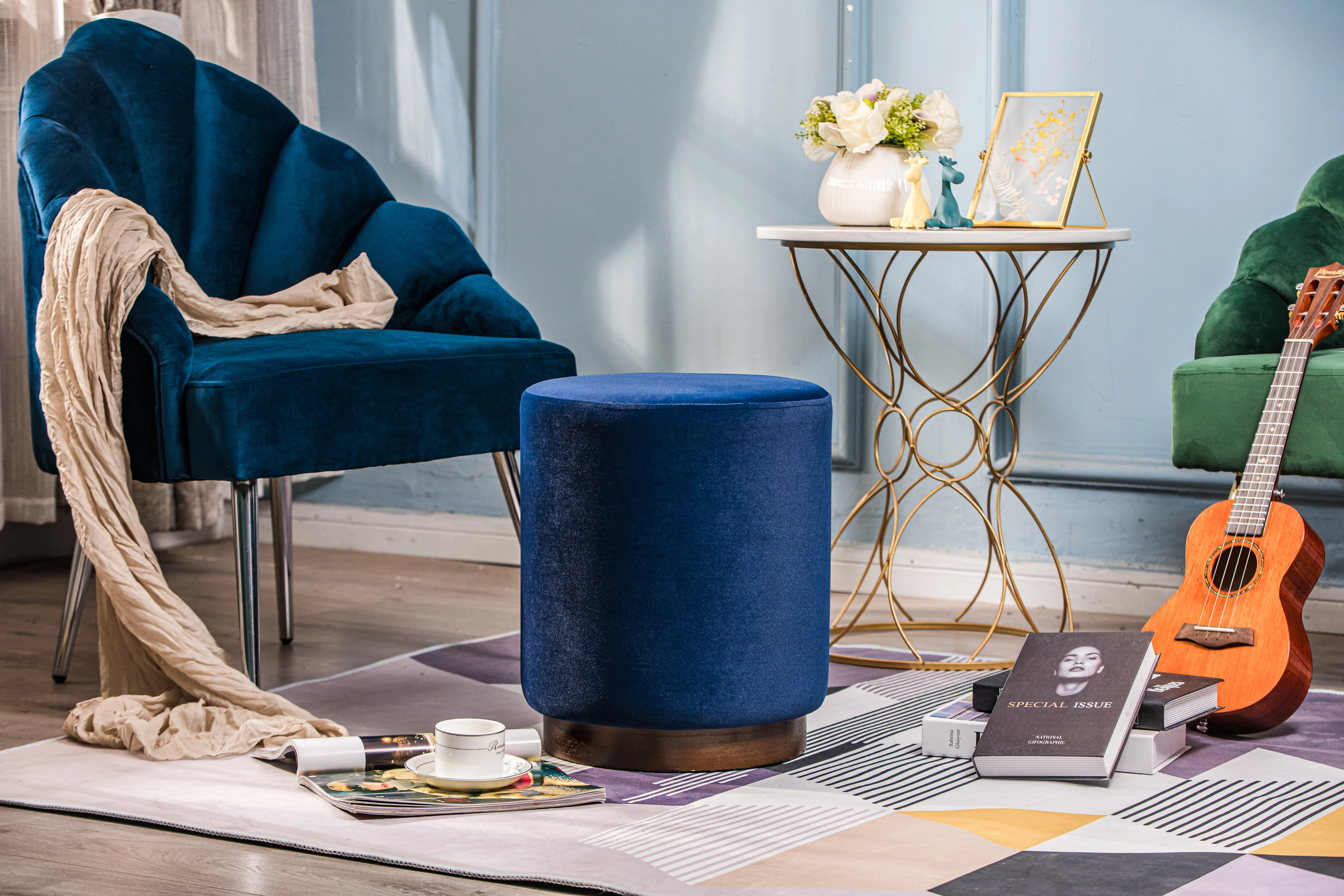 SOKA - Pouf en velours bleu et base en bois - Image 3