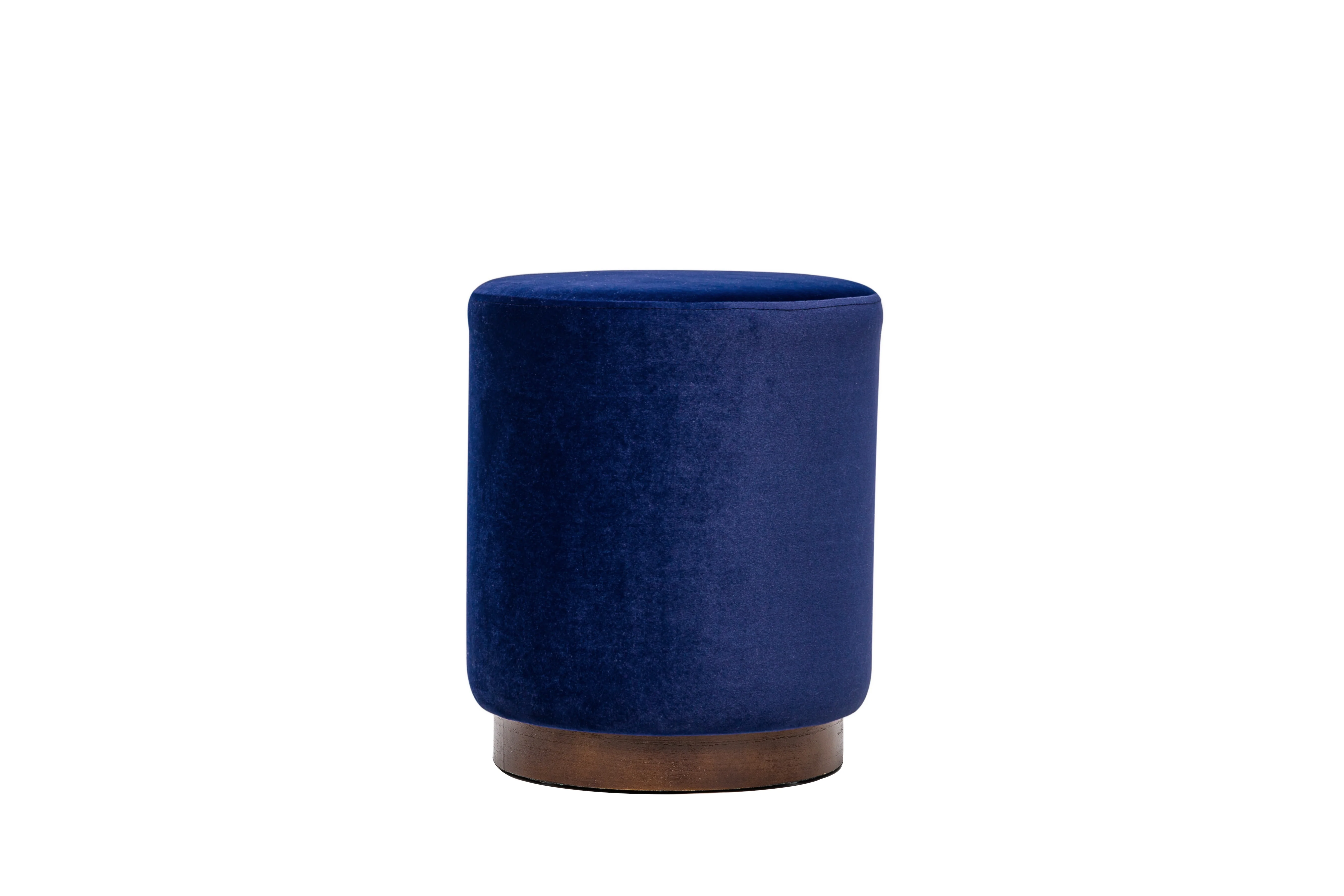SOKA - Pouf en velours bleu et base en bois - Image 4