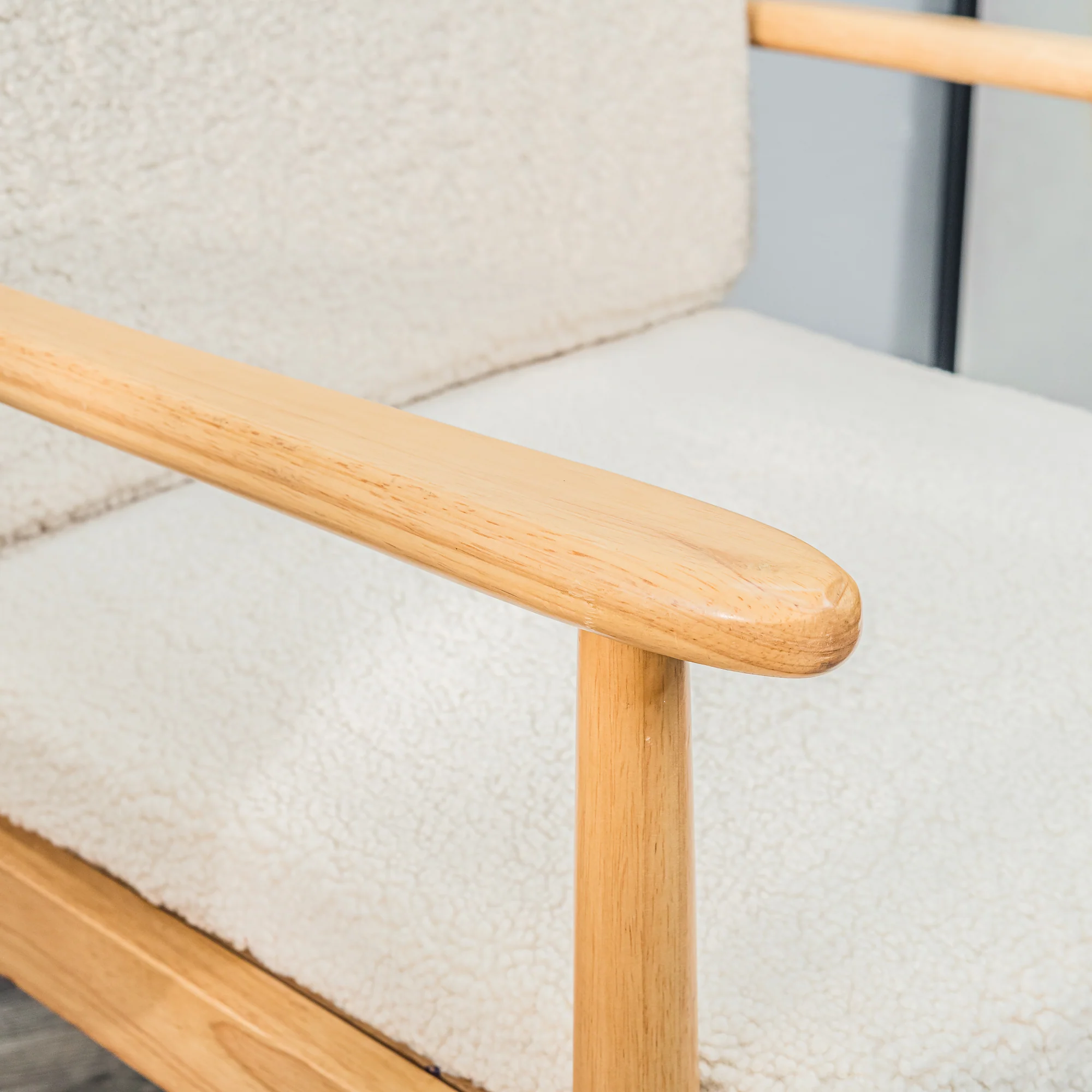 SURABAYA - Fauteuil de salon en bois massif et bouclettes blanches - Image 5
