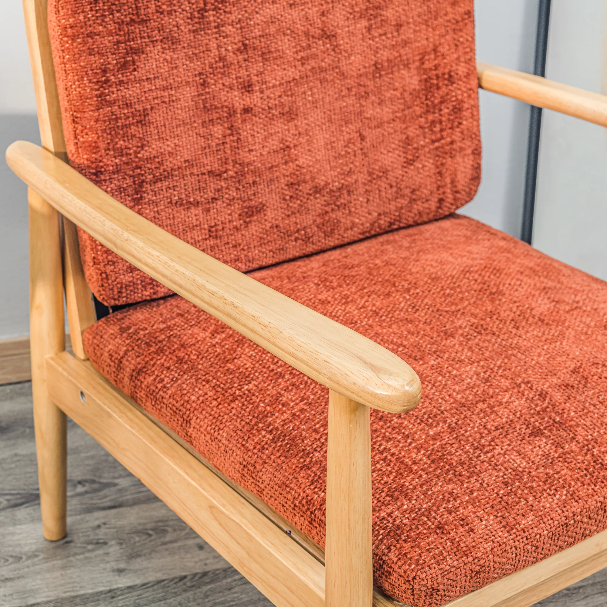 SURABAYA - Fauteuil de salon en bois massif et tissu terracotta - Image 5