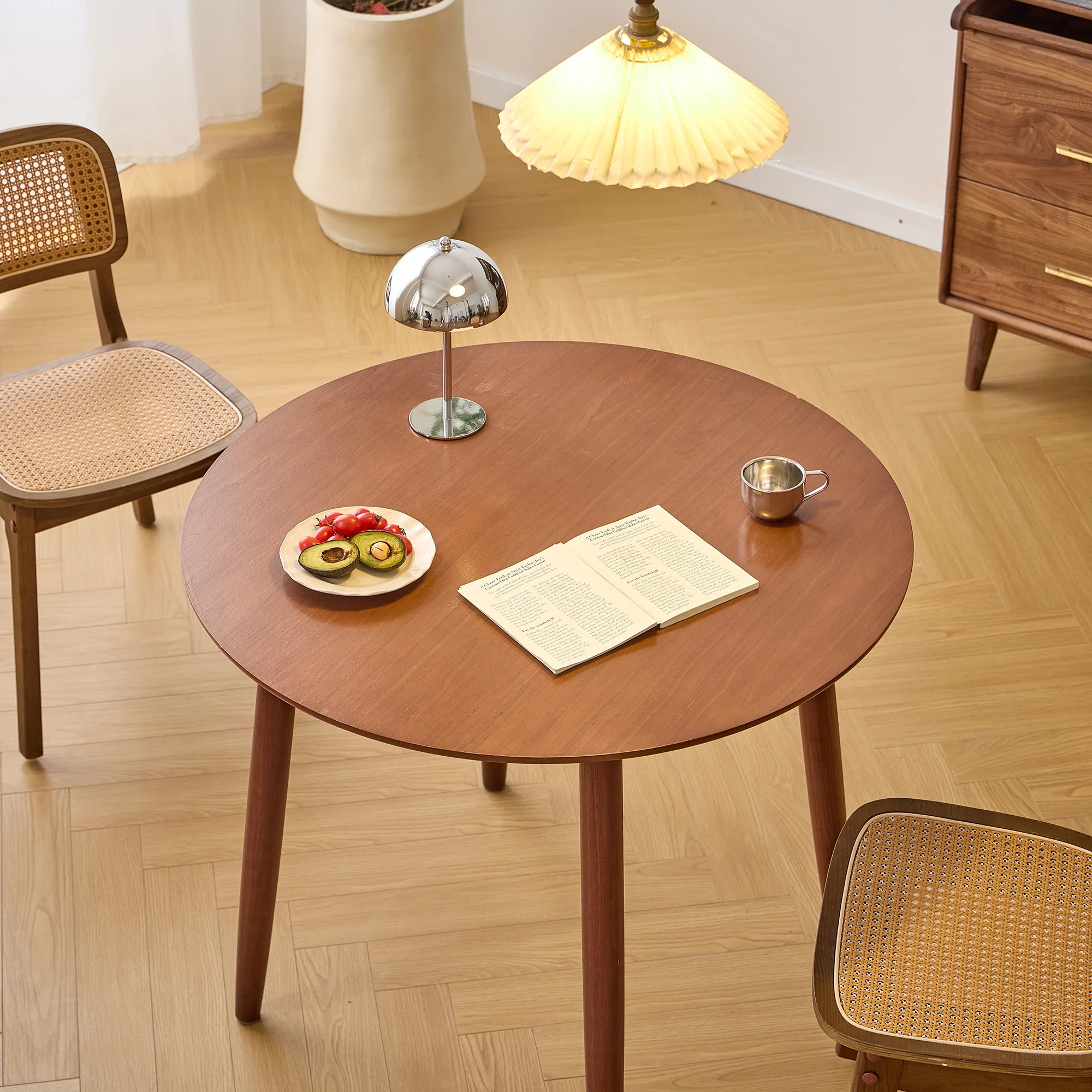 TRADITION - Table a manger ronde 4 personnes en pin massif D90 finition noyer - Image 10