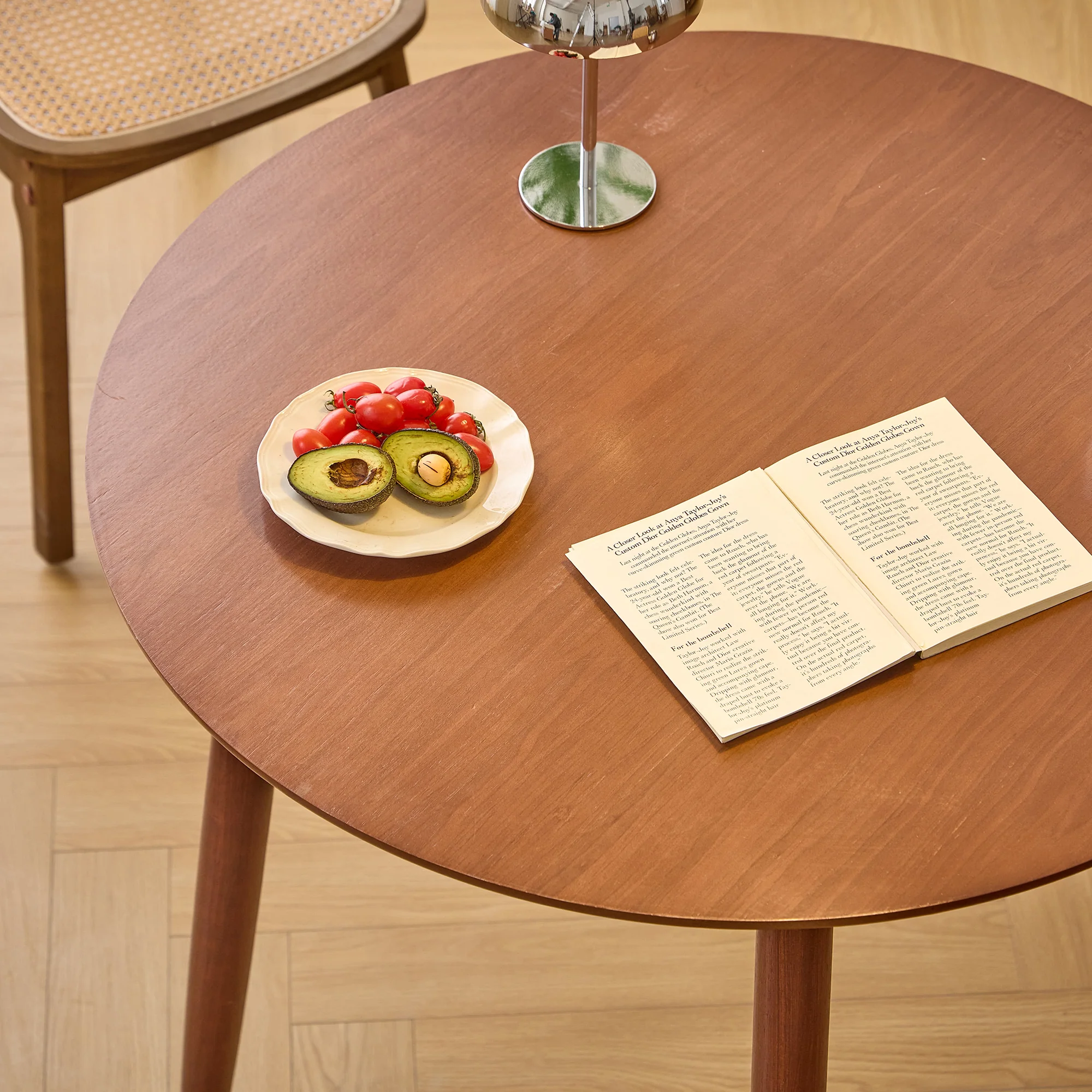 TRADITION - Table a manger ronde 4 personnes en pin massif D90 finition noyer - Image 11