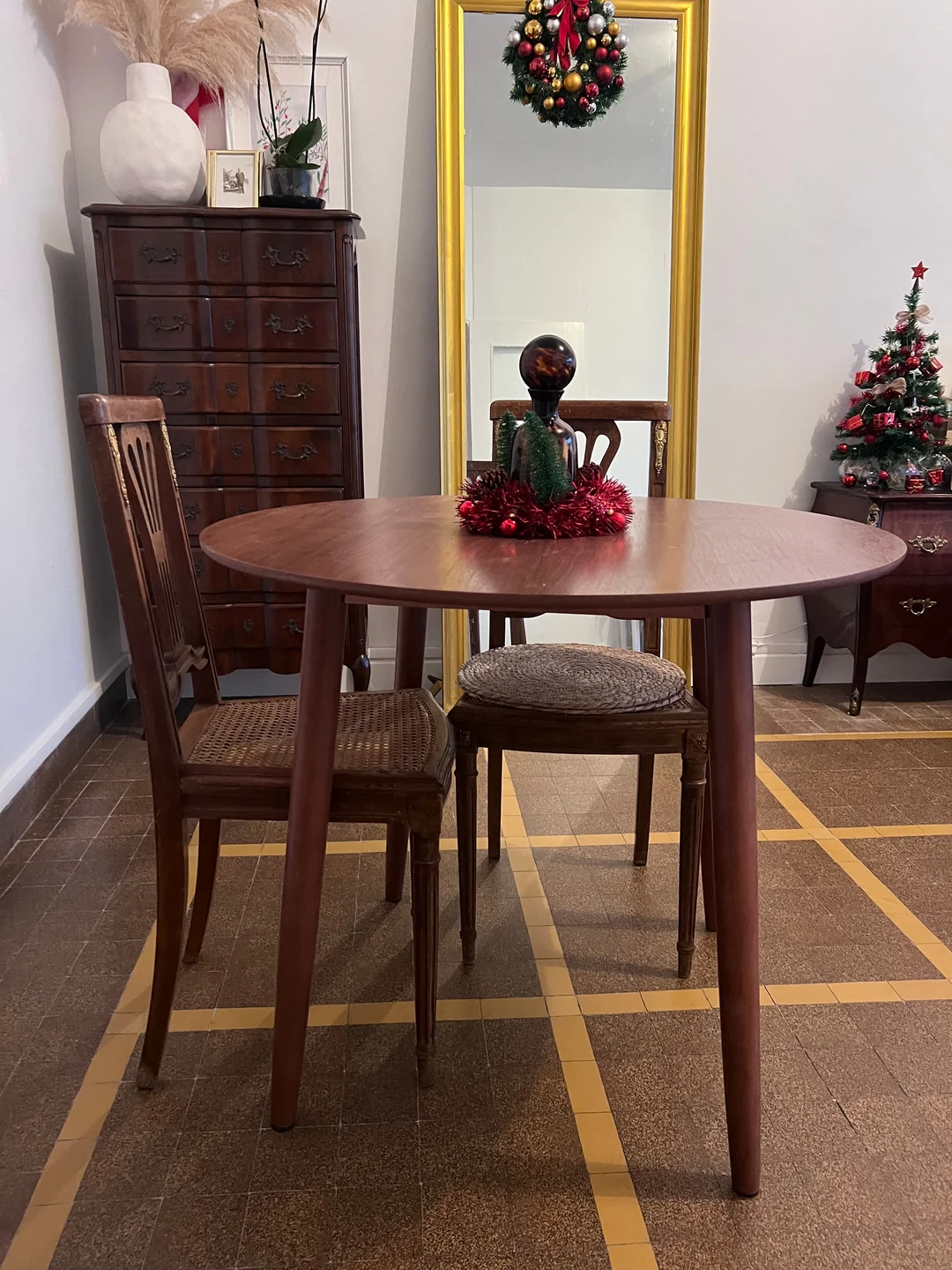 TRADITION - Table a manger ronde 4 personnes en pin massif D90 finition noyer - Image 15