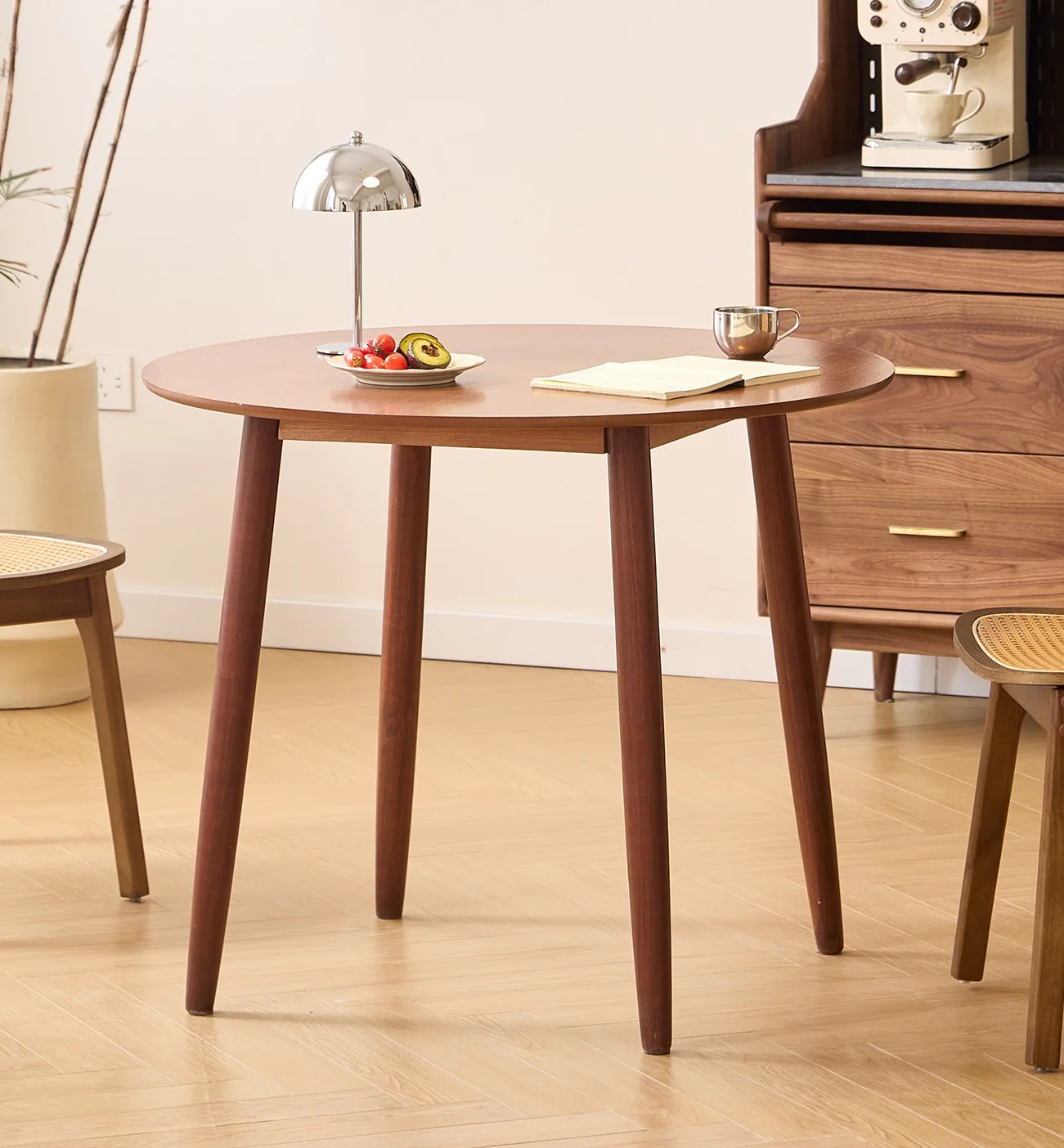 TRADITION - Table a manger ronde 4 personnes en pin massif D90 finition noyer - Image 3