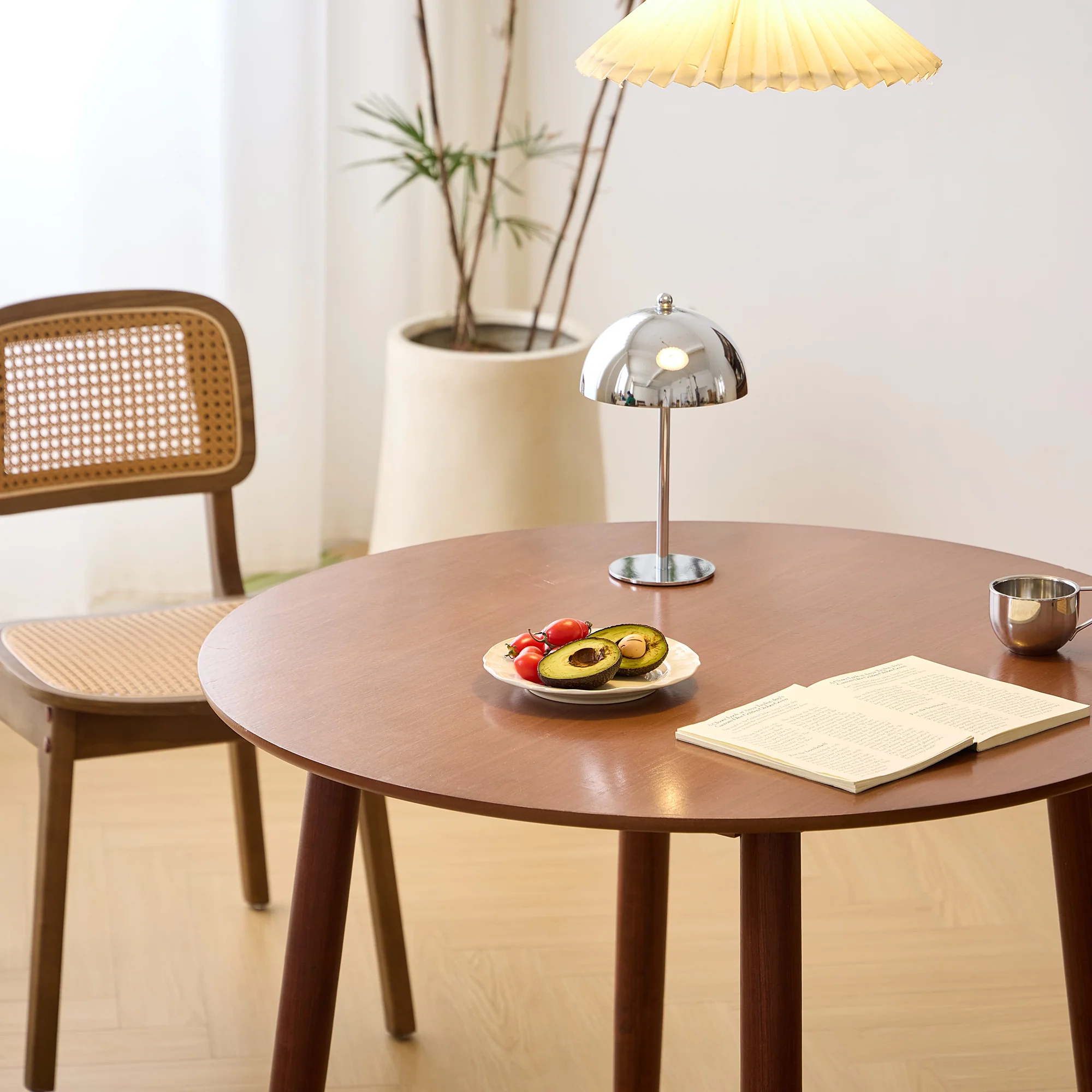 TRADITION - Table a manger ronde 4 personnes en pin massif D90 finition noyer - Image 5