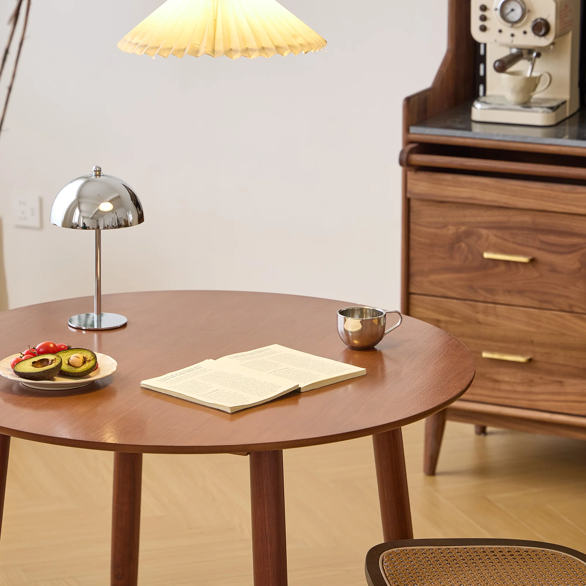 TRADITION - Table a manger ronde 4 personnes en pin massif D90 finition noyer - Image 6