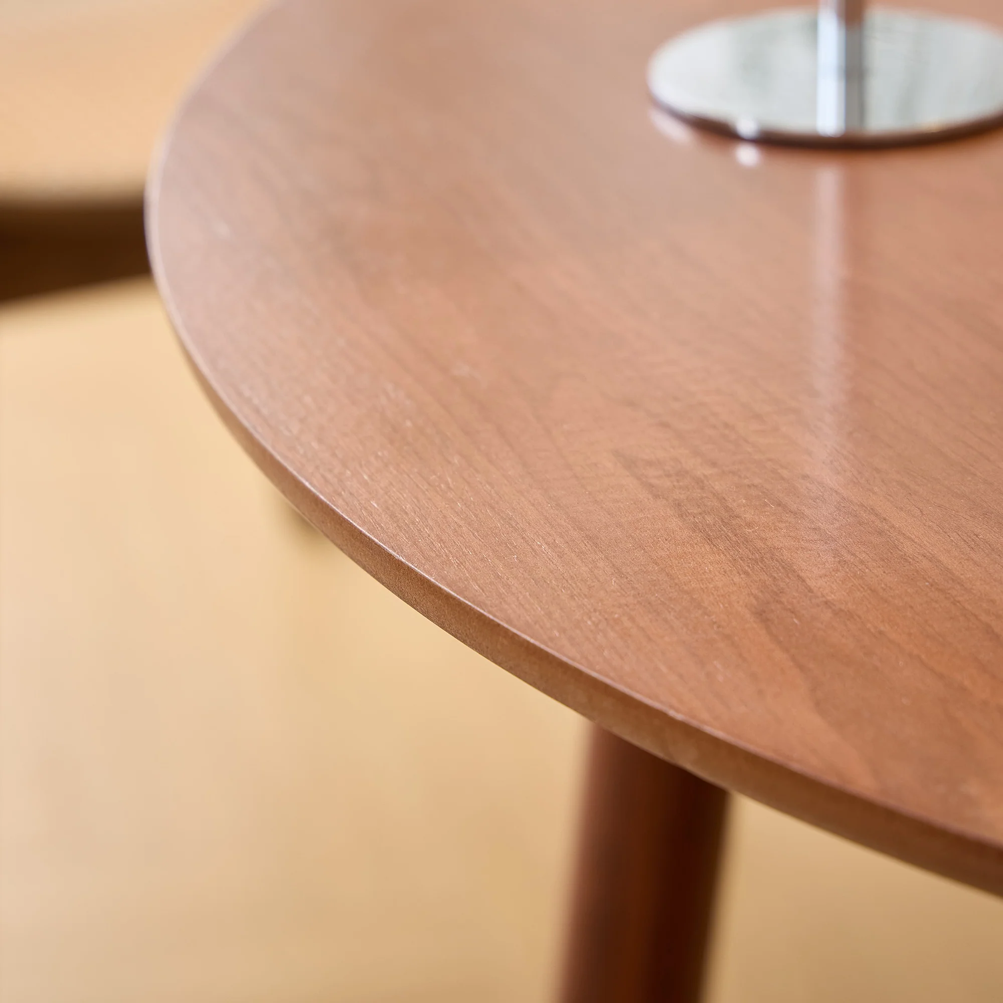 TRADITION - Table a manger ronde 4 personnes en pin massif D90 finition noyer - Image 9