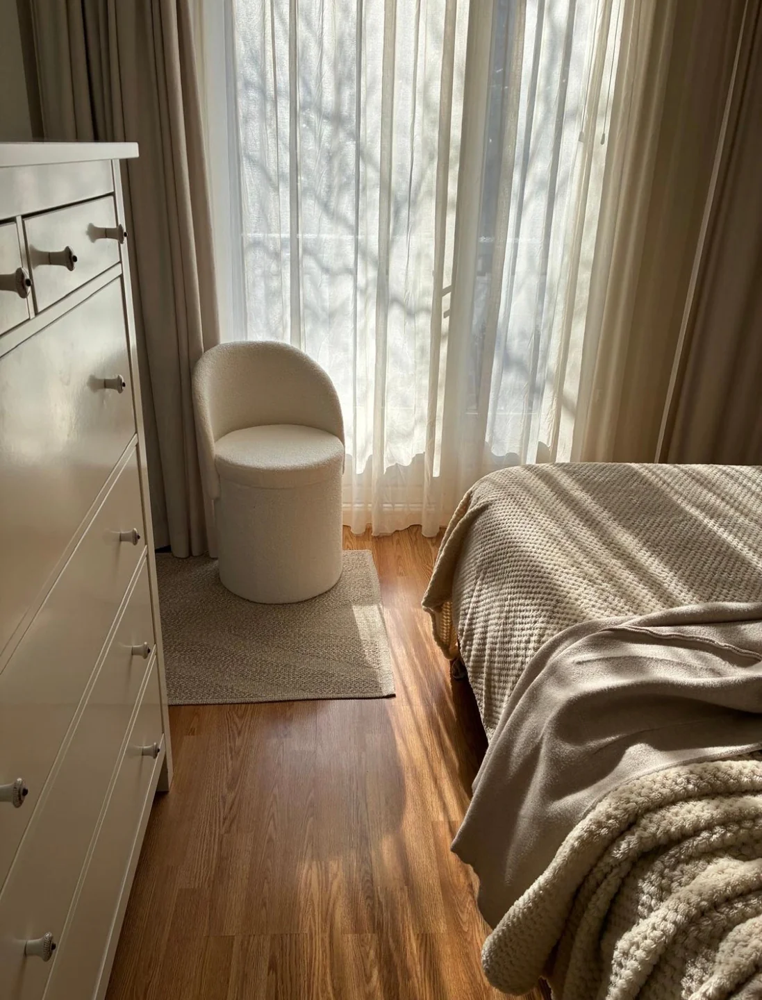 UMEA - Pouf avec dossier et rangement en bouclettes blanches - Image 6