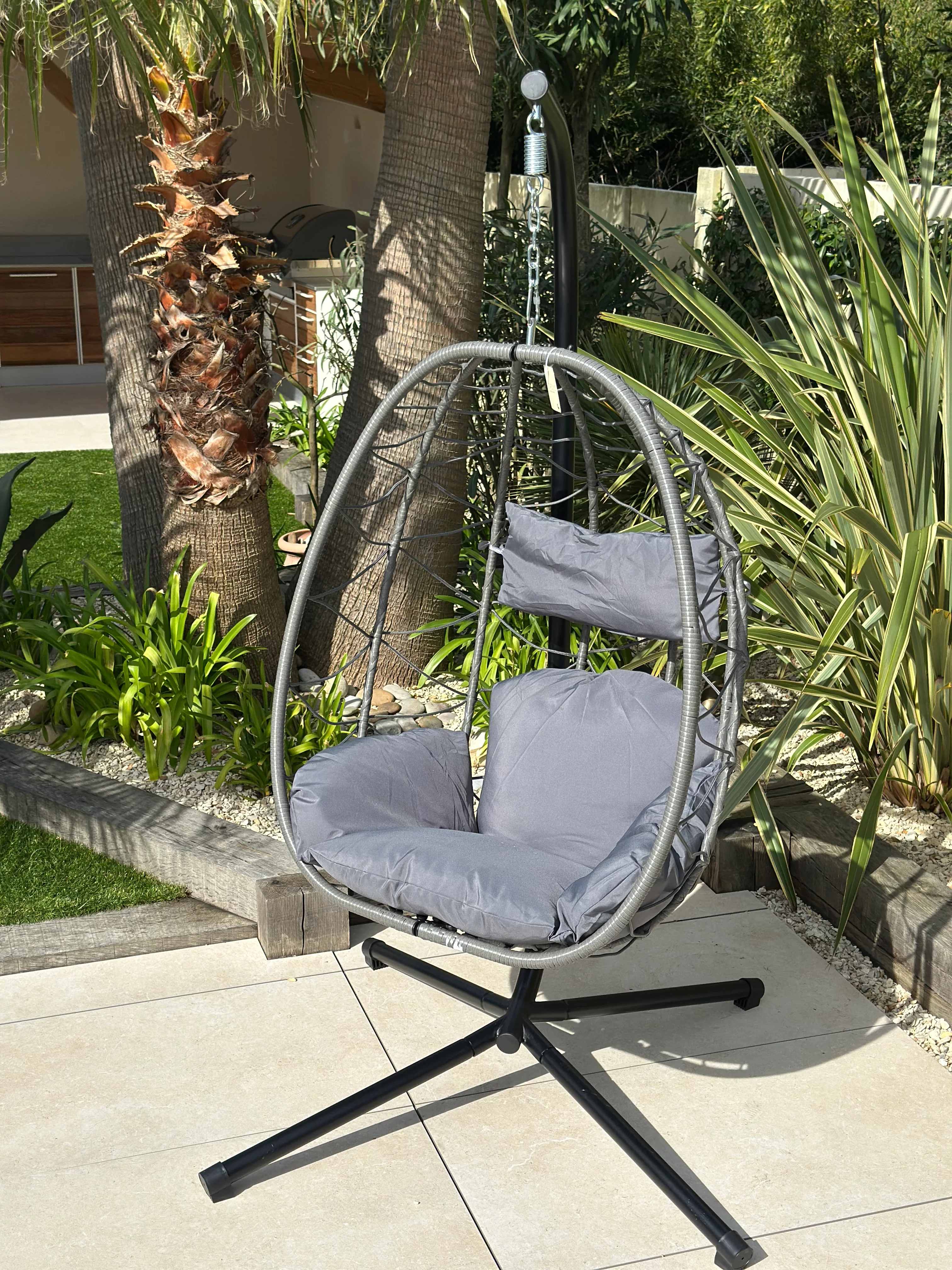 VENICE - Fauteuil suspendu en rotin et metal noir - Image 4