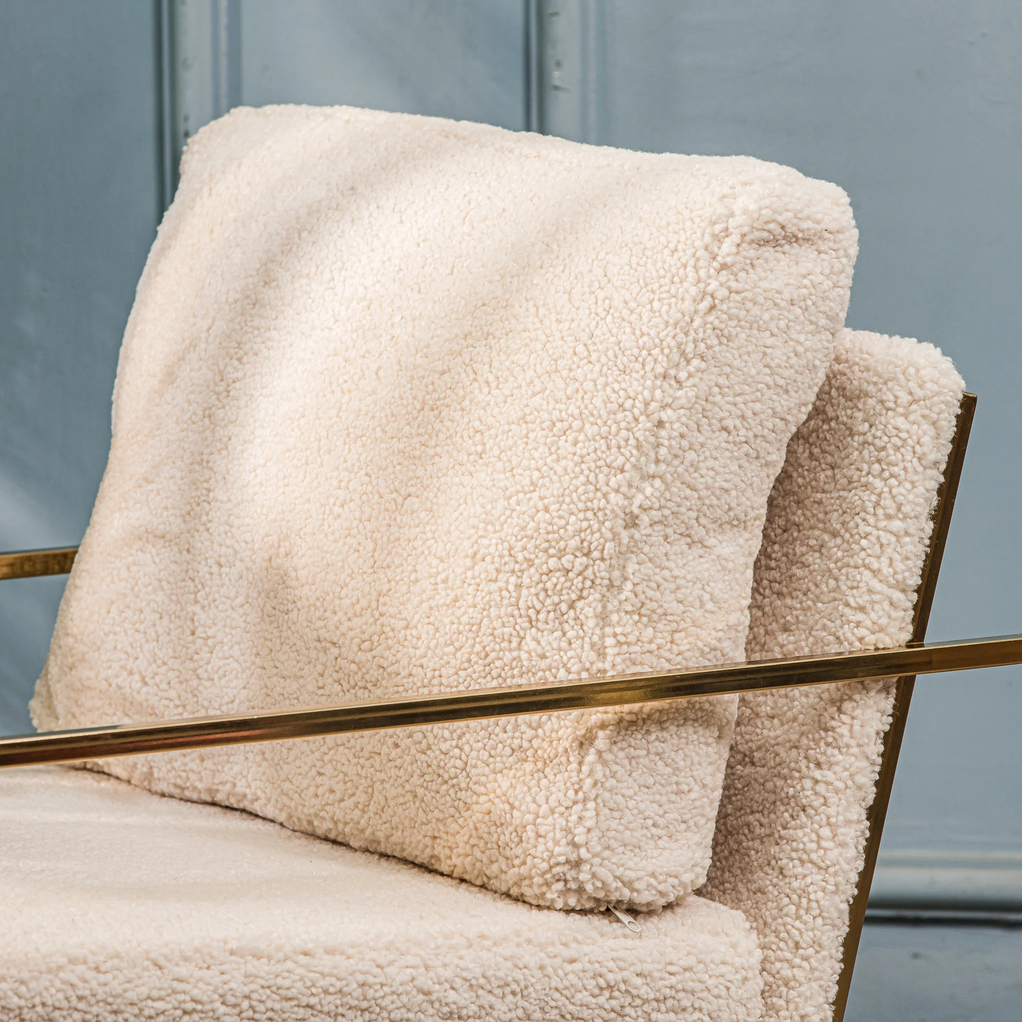 VIBORG - Fauteuil de salon en métal et bouclettes blanc - Image 6