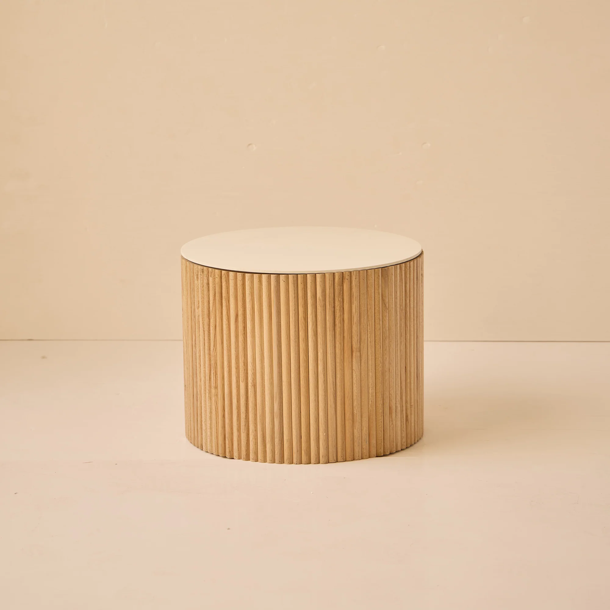 YATOMI - Set de 2 tables basses rondes en bois massif finition marbre avec rangement - Image 7