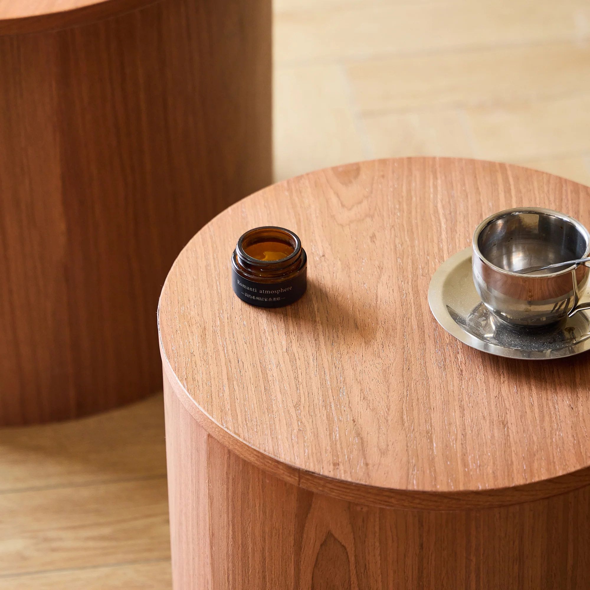 YATOMI - Set de 2 tables basses rondes en bois massif foncé avec rangement - Image 5